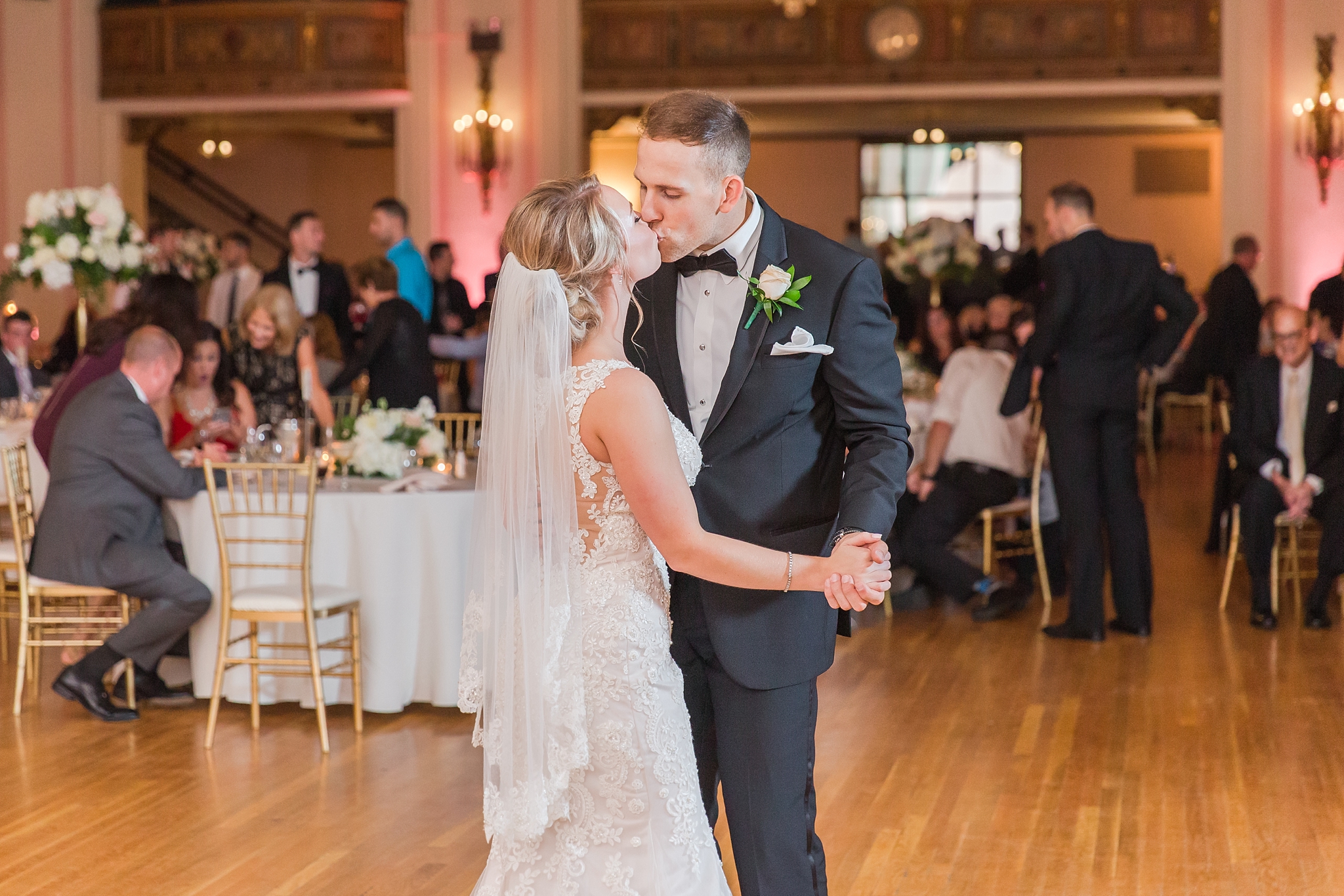 candid-romantic-wedding-photos-at-the-masonic-temple-belle-isle-detroit-institute-of-arts-in-detroit-michigan-by-courtney-carolyn-photography_0116.jpg