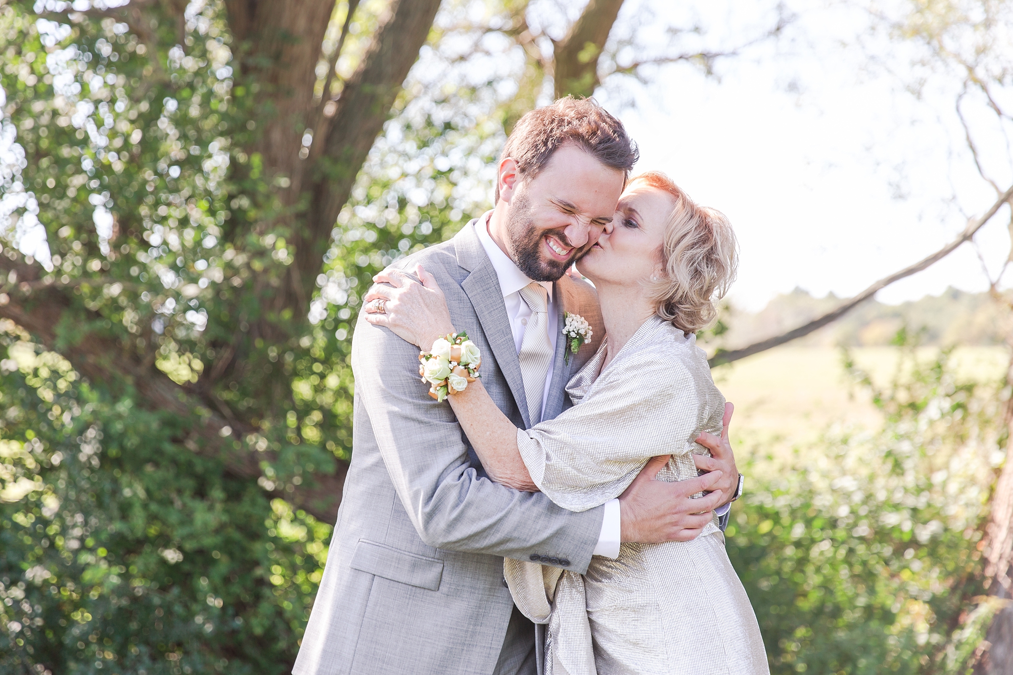 natural-rustic-wedding-photos-at-frutig-farms-the-valley-in-ann-arbor-michigan-by-courtney-carolyn-photography_0006.jpg