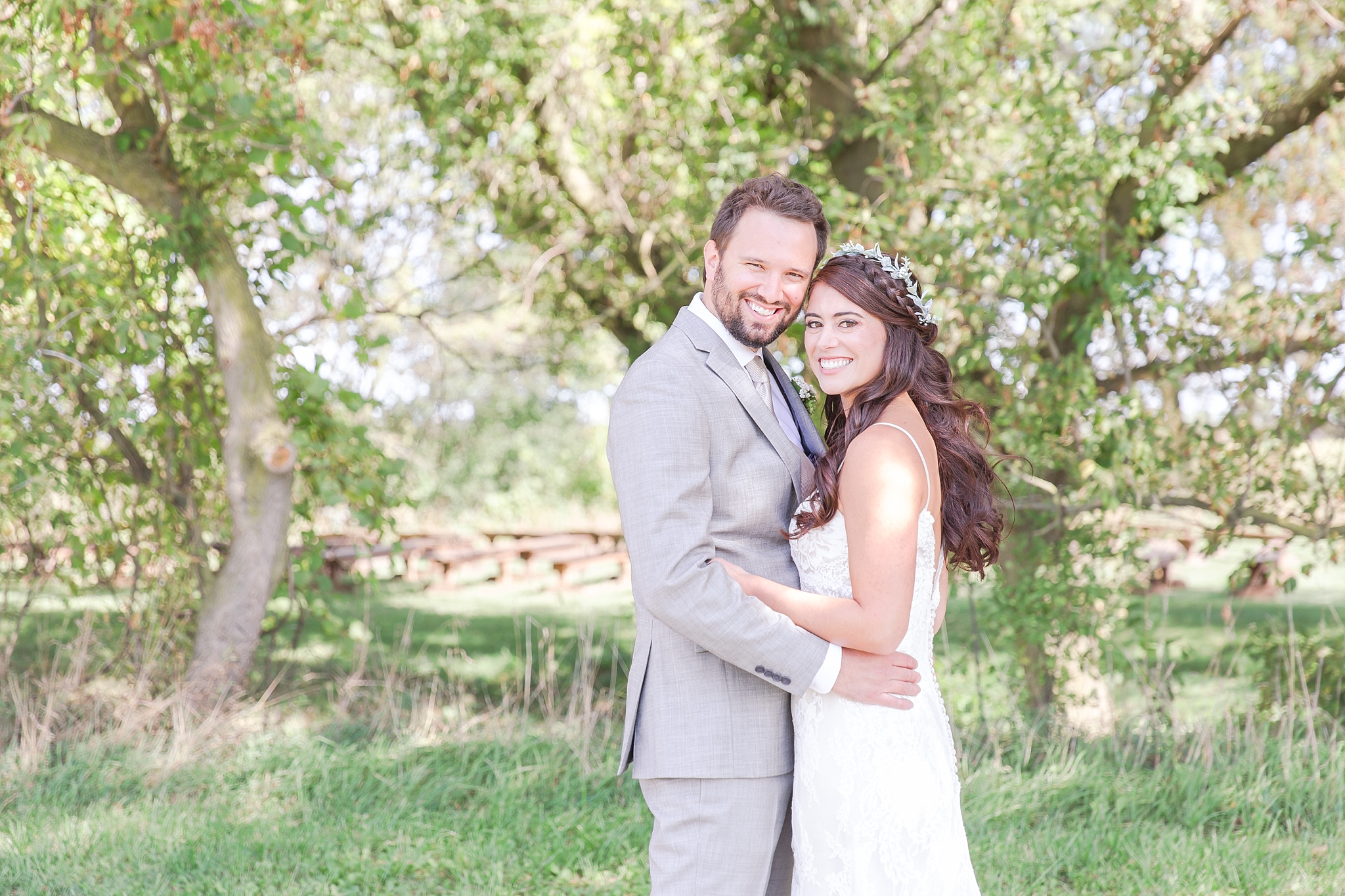 natural-rustic-wedding-photos-at-frutig-farms-the-valley-in-ann-arbor-michigan-by-courtney-carolyn-photography_0022.jpg