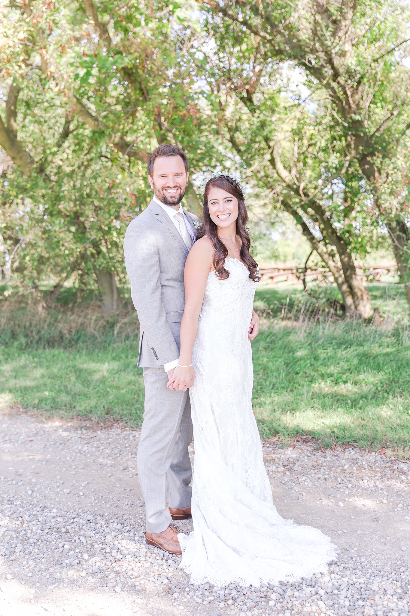 natural-rustic-wedding-photos-at-frutig-farms-the-valley-in-ann-arbor-michigan-by-courtney-carolyn-photography_0031.jpg