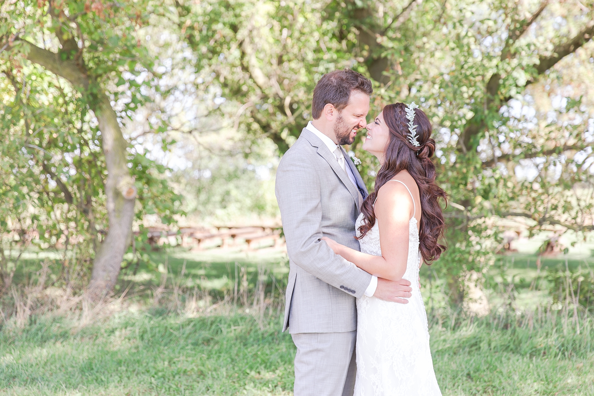 natural-rustic-wedding-photos-at-frutig-farms-the-valley-in-ann-arbor-michigan-by-courtney-carolyn-photography_0032.jpg