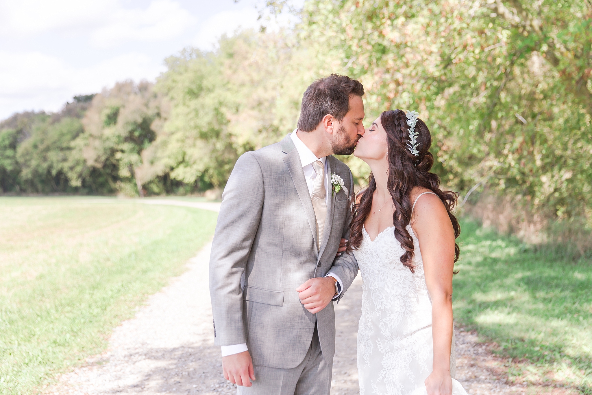 natural-rustic-wedding-photos-at-frutig-farms-the-valley-in-ann-arbor-michigan-by-courtney-carolyn-photography_0040.jpg