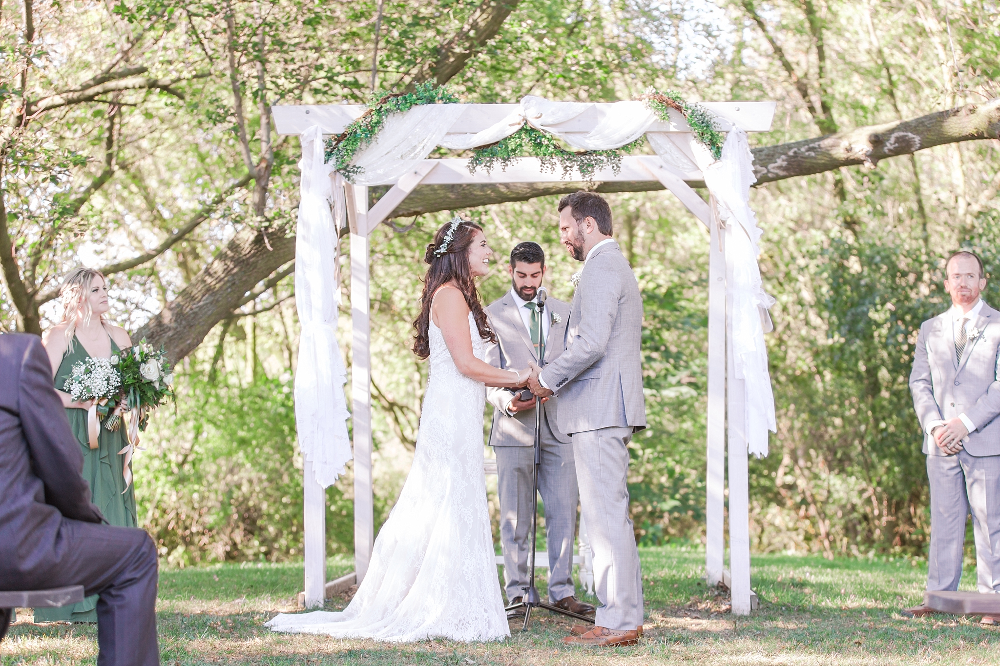 natural-rustic-wedding-photos-at-frutig-farms-the-valley-in-ann-arbor-michigan-by-courtney-carolyn-photography_0060.jpg
