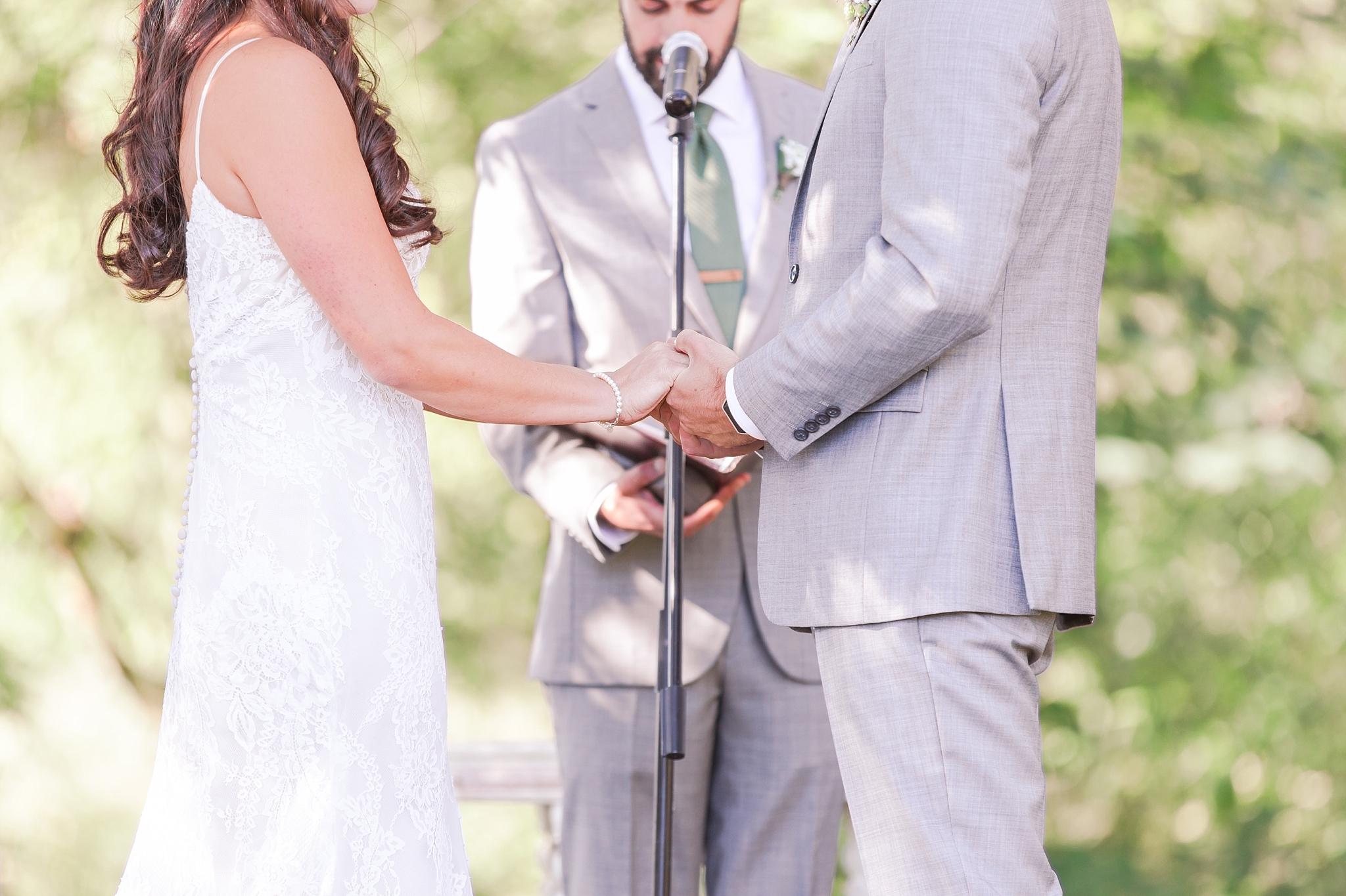 natural-rustic-wedding-photos-at-frutig-farms-the-valley-in-ann-arbor-michigan-by-courtney-carolyn-photography_0066.jpg