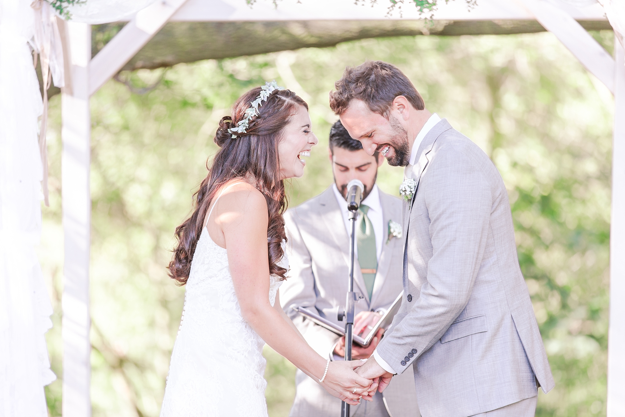 natural-rustic-wedding-photos-at-frutig-farms-the-valley-in-ann-arbor-michigan-by-courtney-carolyn-photography_0071.jpg