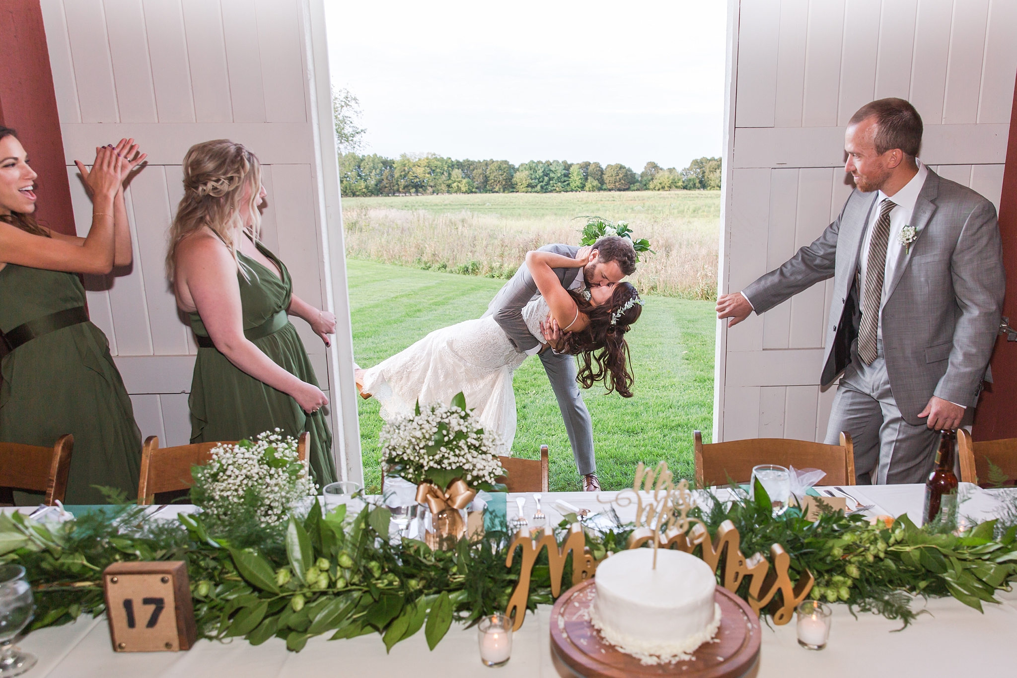 natural-rustic-wedding-photos-at-frutig-farms-the-valley-in-ann-arbor-michigan-by-courtney-carolyn-photography_0077.jpg