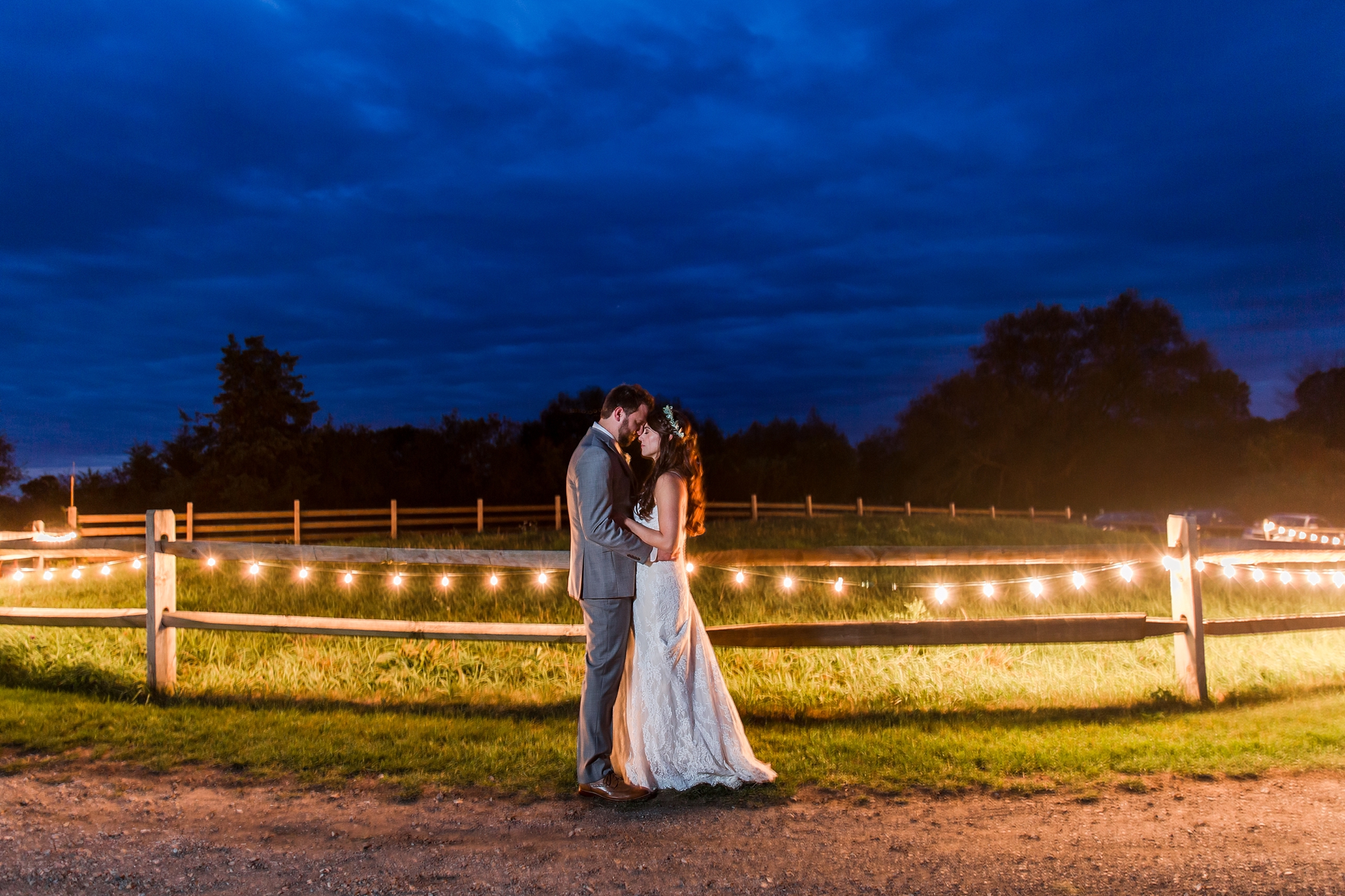 natural-rustic-wedding-photos-at-frutig-farms-the-valley-in-ann-arbor-michigan-by-courtney-carolyn-photography_0104.jpg