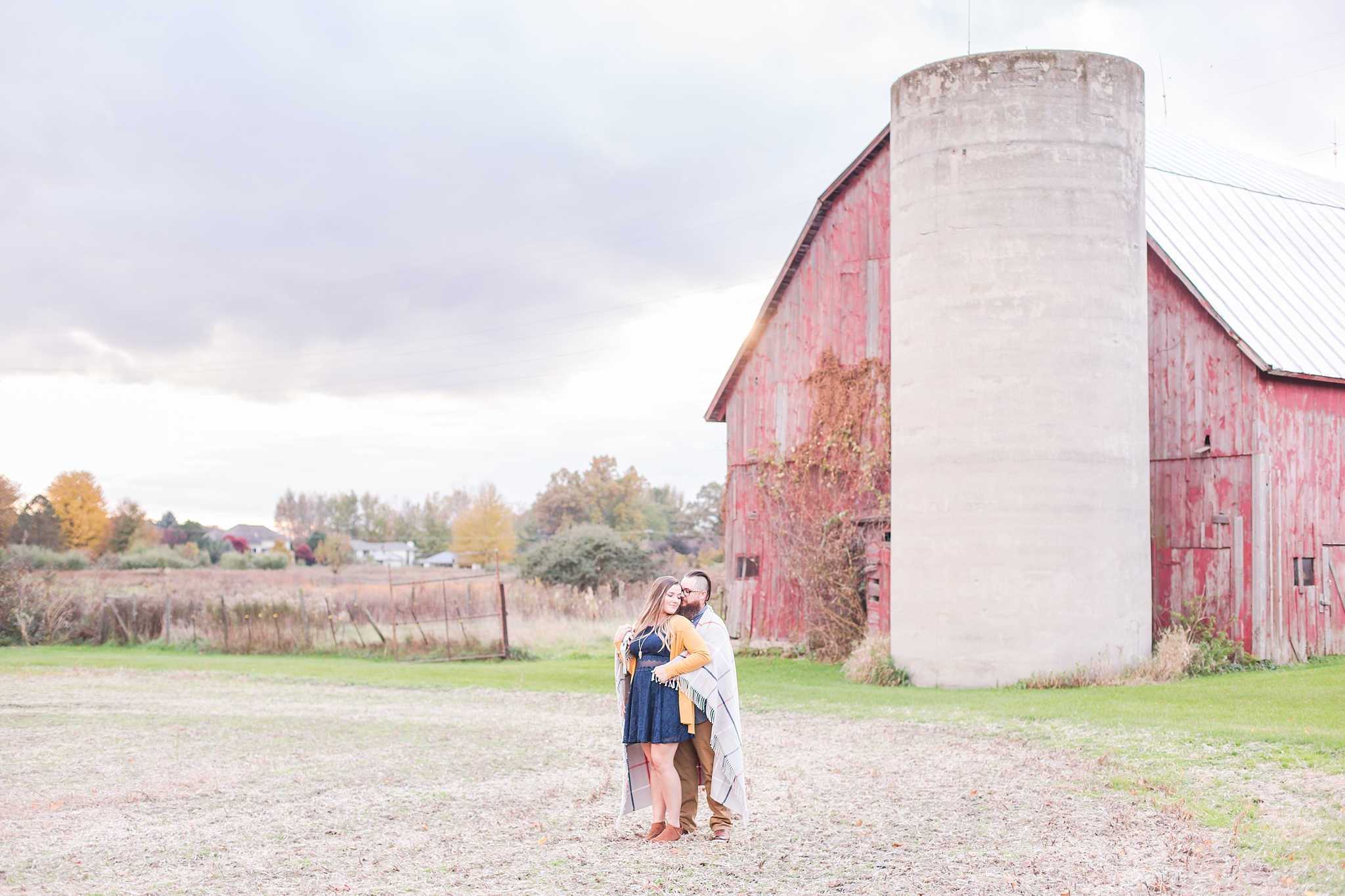 cozy-fall-engagement-photos-at-an-old-family-farm-in-monroe-michigan-by-courtney-carolyn-photography_0001.jpg