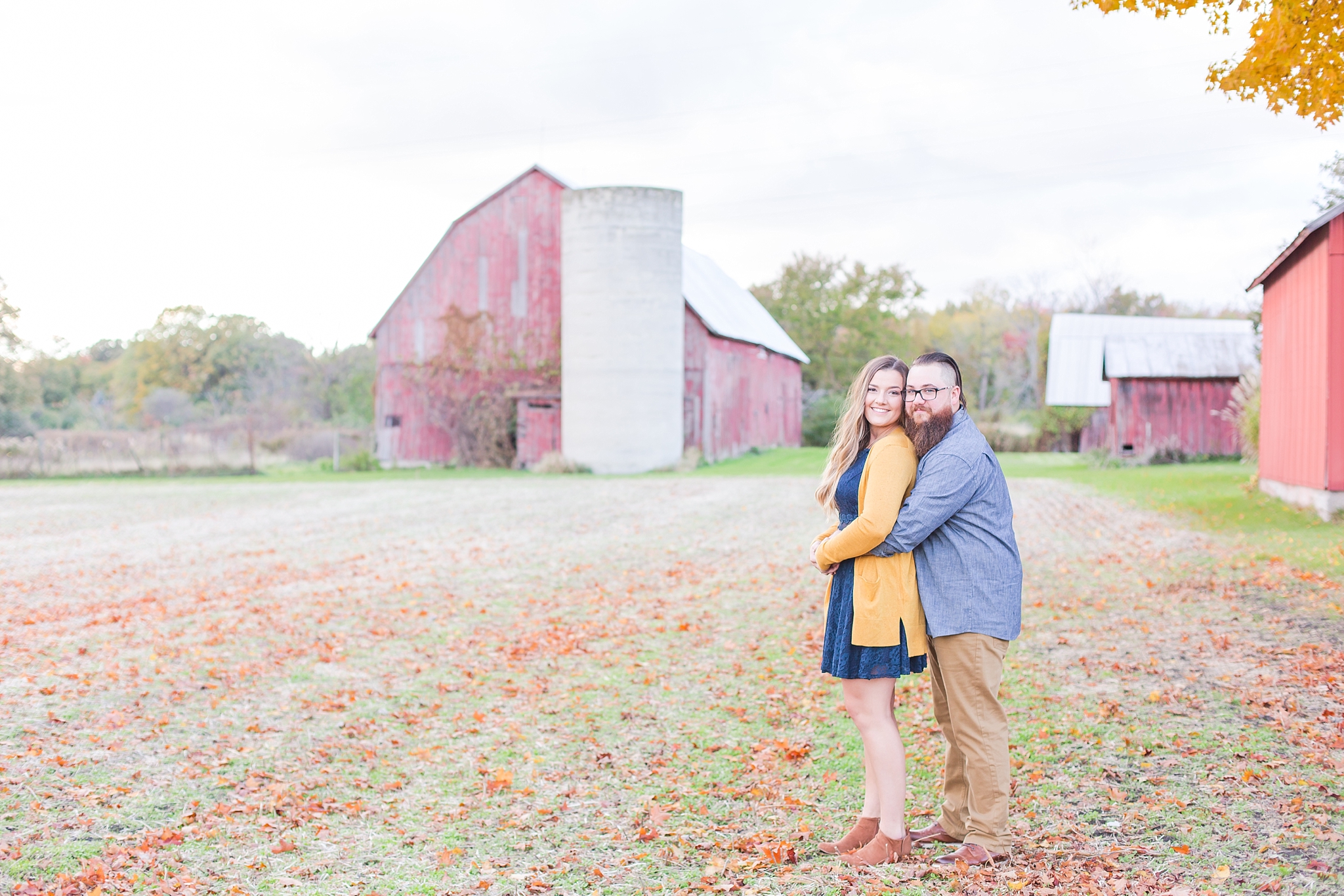 cozy-fall-engagement-photos-at-an-old-family-farm-in-monroe-michigan-by-courtney-carolyn-photography_0005.jpg