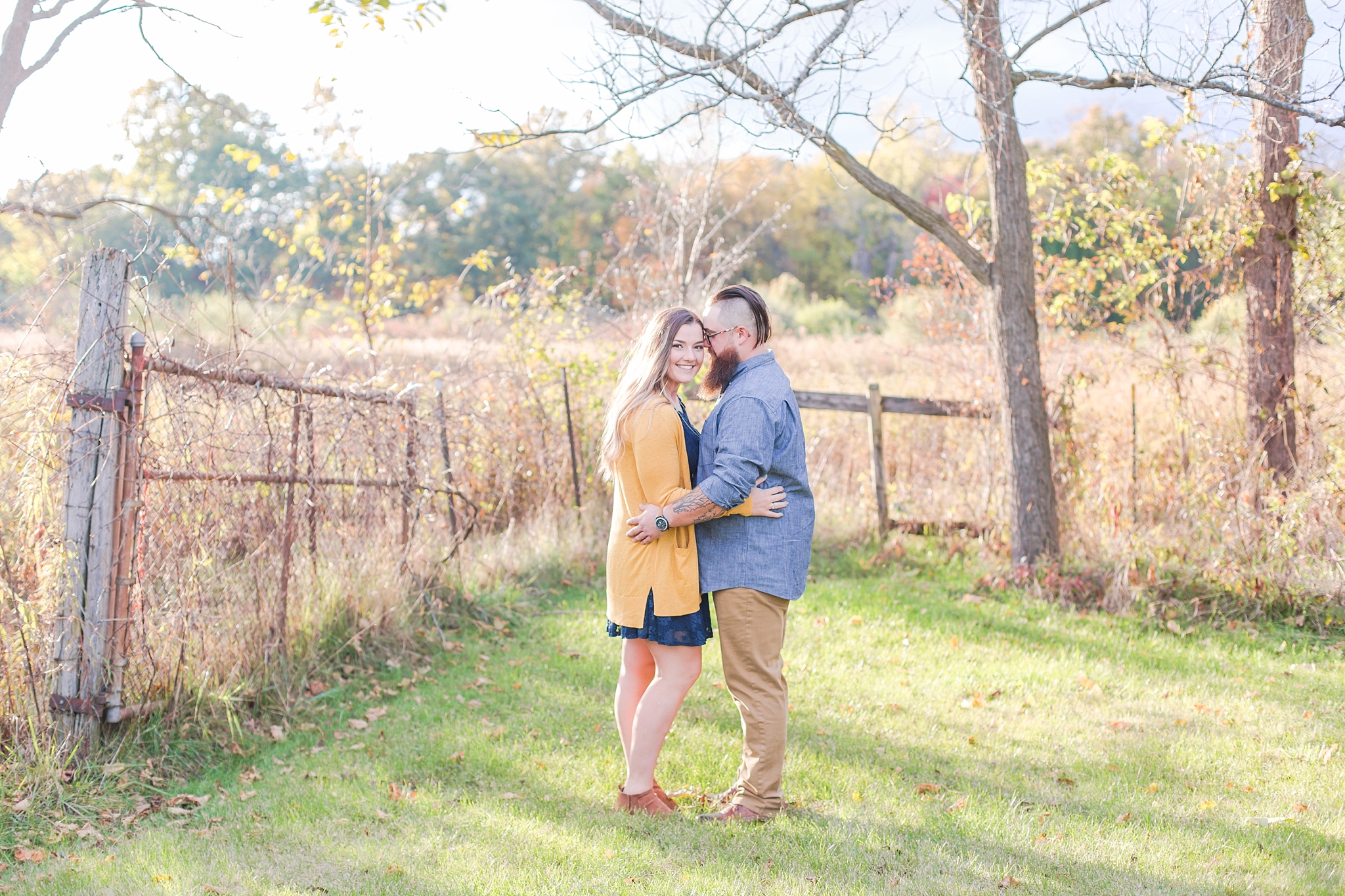 cozy-fall-engagement-photos-at-an-old-family-farm-in-monroe-michigan-by-courtney-carolyn-photography_0009.jpg