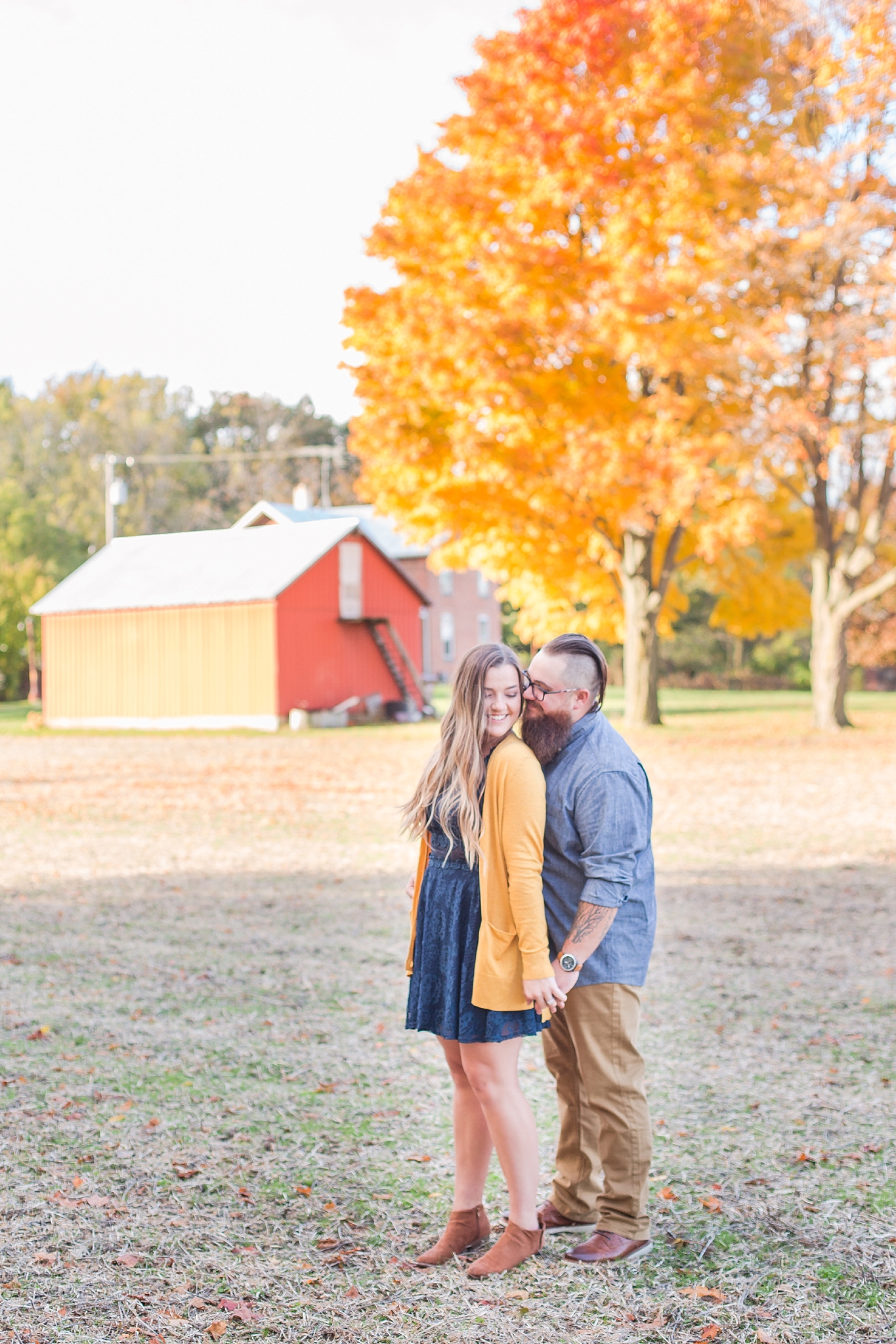 cozy-fall-engagement-photos-at-an-old-family-farm-in-monroe-michigan-by-courtney-carolyn-photography_0010.jpg