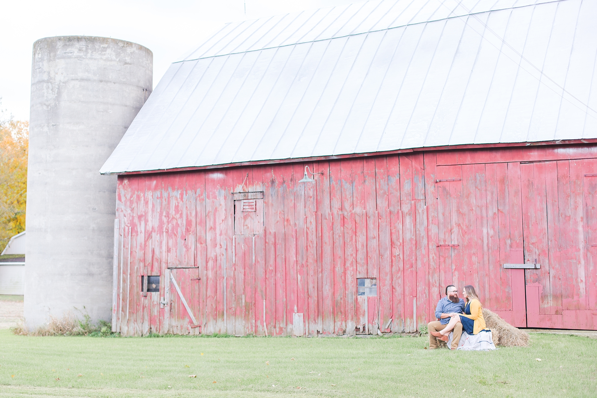 cozy-fall-engagement-photos-at-an-old-family-farm-in-monroe-michigan-by-courtney-carolyn-photography_0012.jpg