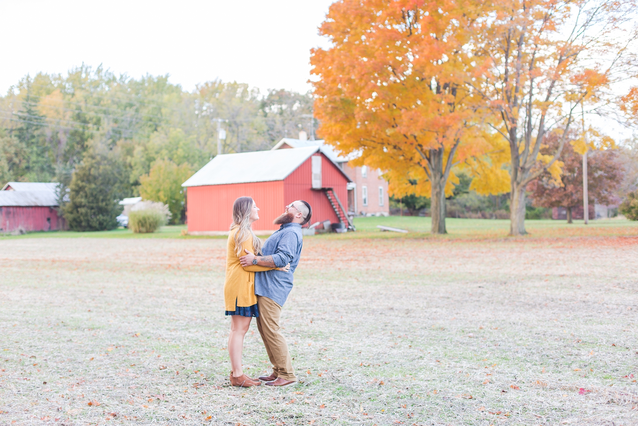 cozy-fall-engagement-photos-at-an-old-family-farm-in-monroe-michigan-by-courtney-carolyn-photography_0015.jpg