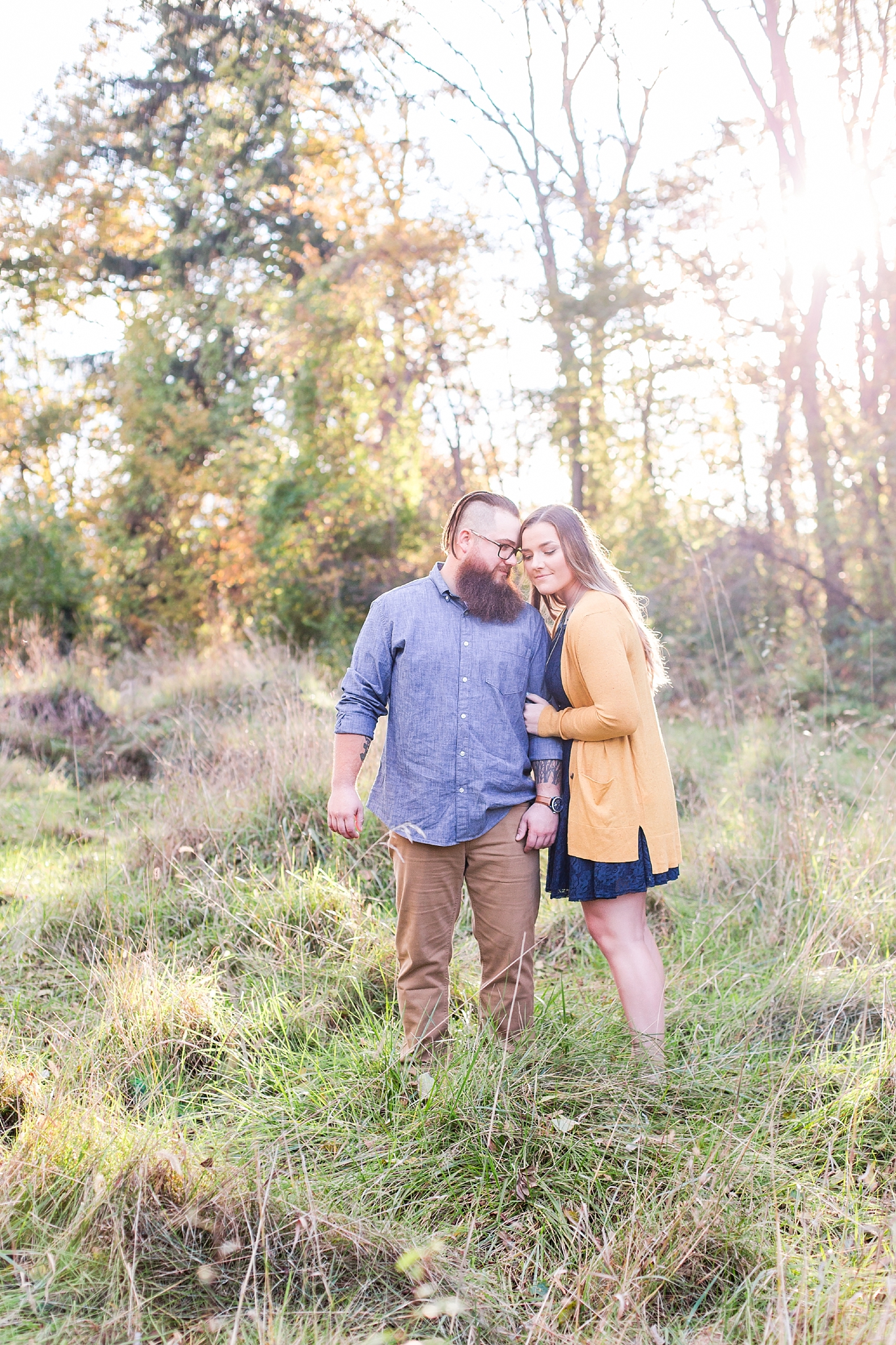 cozy-fall-engagement-photos-at-an-old-family-farm-in-monroe-michigan-by-courtney-carolyn-photography_0018.jpg