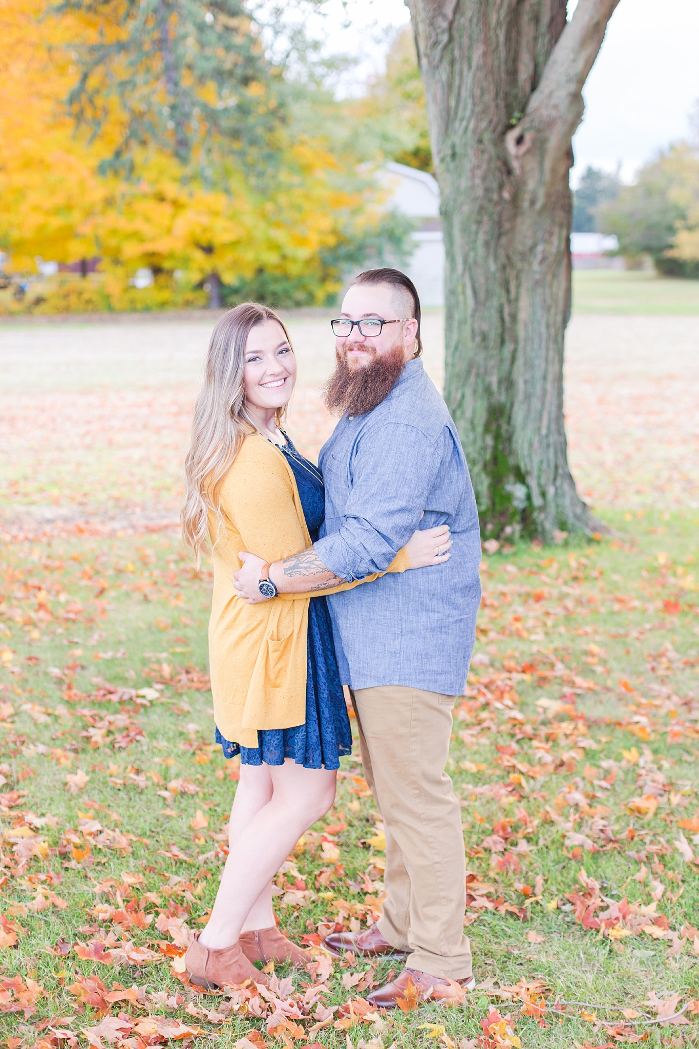 cozy-fall-engagement-photos-at-an-old-family-farm-in-monroe-michigan-by-courtney-carolyn-photography_0020.jpg