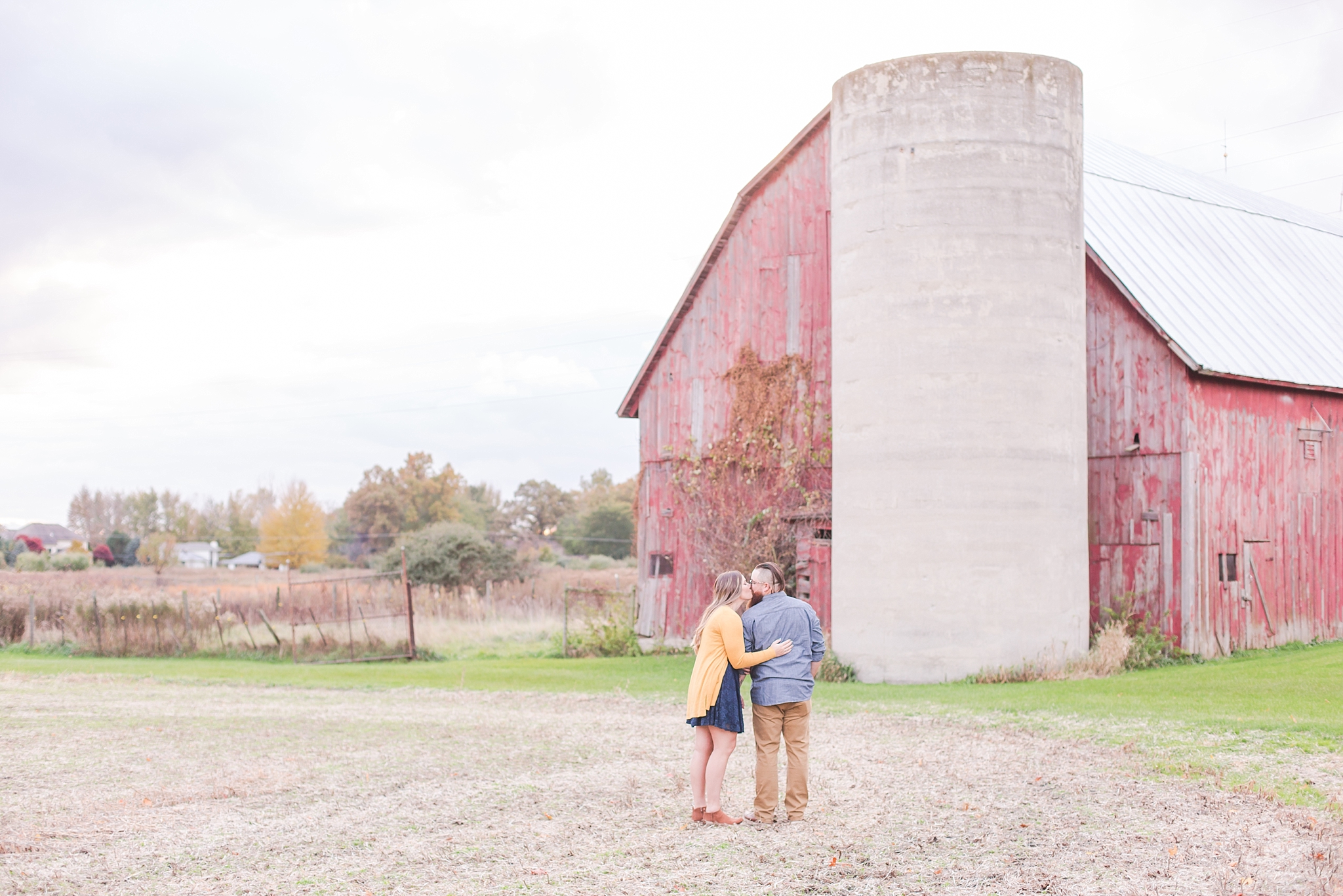 cozy-fall-engagement-photos-at-an-old-family-farm-in-monroe-michigan-by-courtney-carolyn-photography_0023.jpg