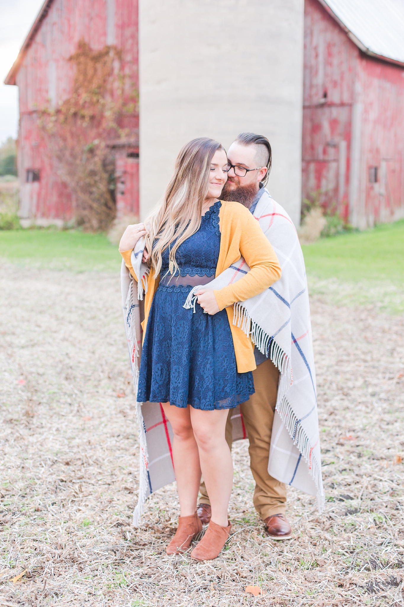 cozy-fall-engagement-photos-at-an-old-family-farm-in-monroe-michigan-by-courtney-carolyn-photography_0022.jpg