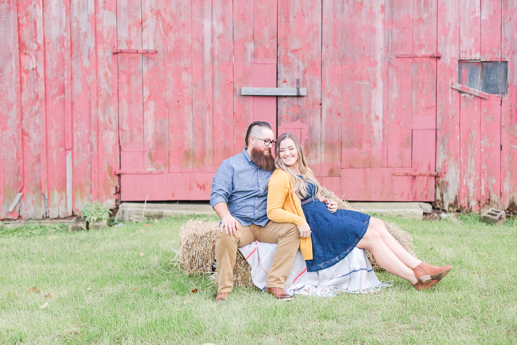 cozy-fall-engagement-photos-at-an-old-family-farm-in-monroe-michigan-by-courtney-carolyn-photography_0024.jpg