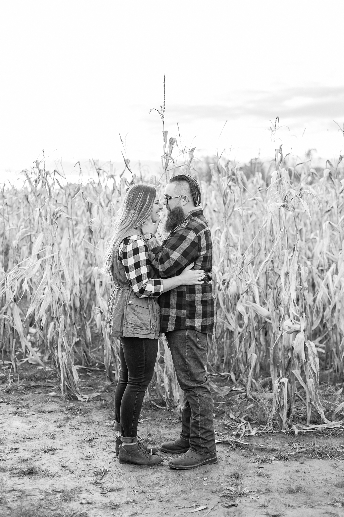cozy-fall-engagement-photos-at-an-old-family-farm-in-monroe-michigan-by-courtney-carolyn-photography_0025.jpg