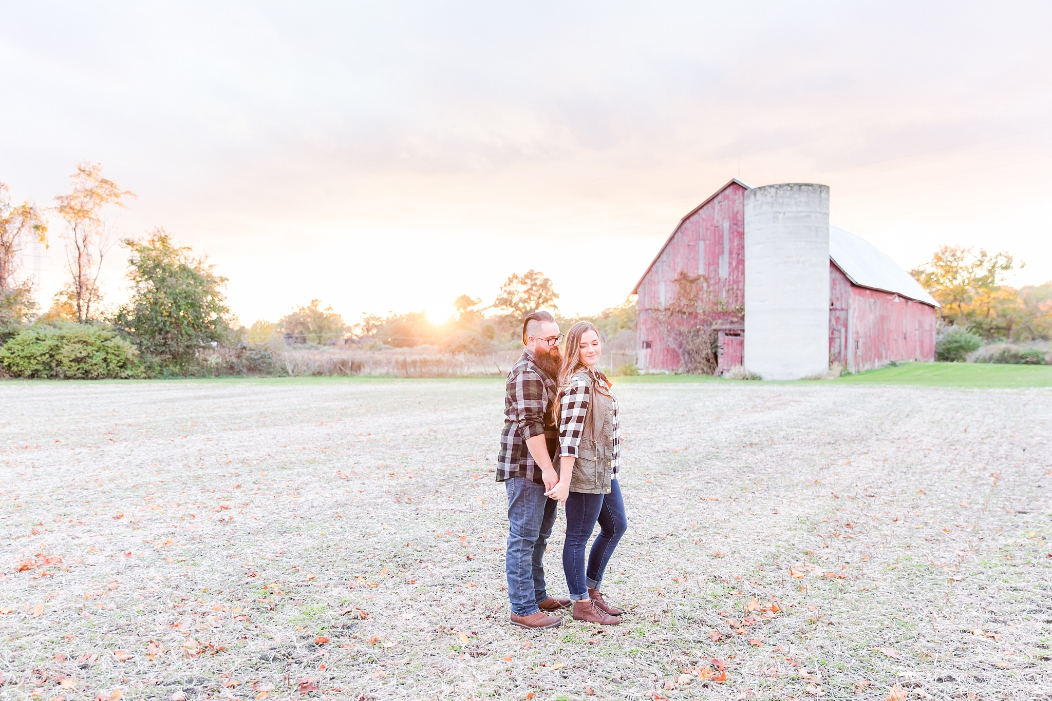 cozy-fall-engagement-photos-at-an-old-family-farm-in-monroe-michigan-by-courtney-carolyn-photography_0027.jpg