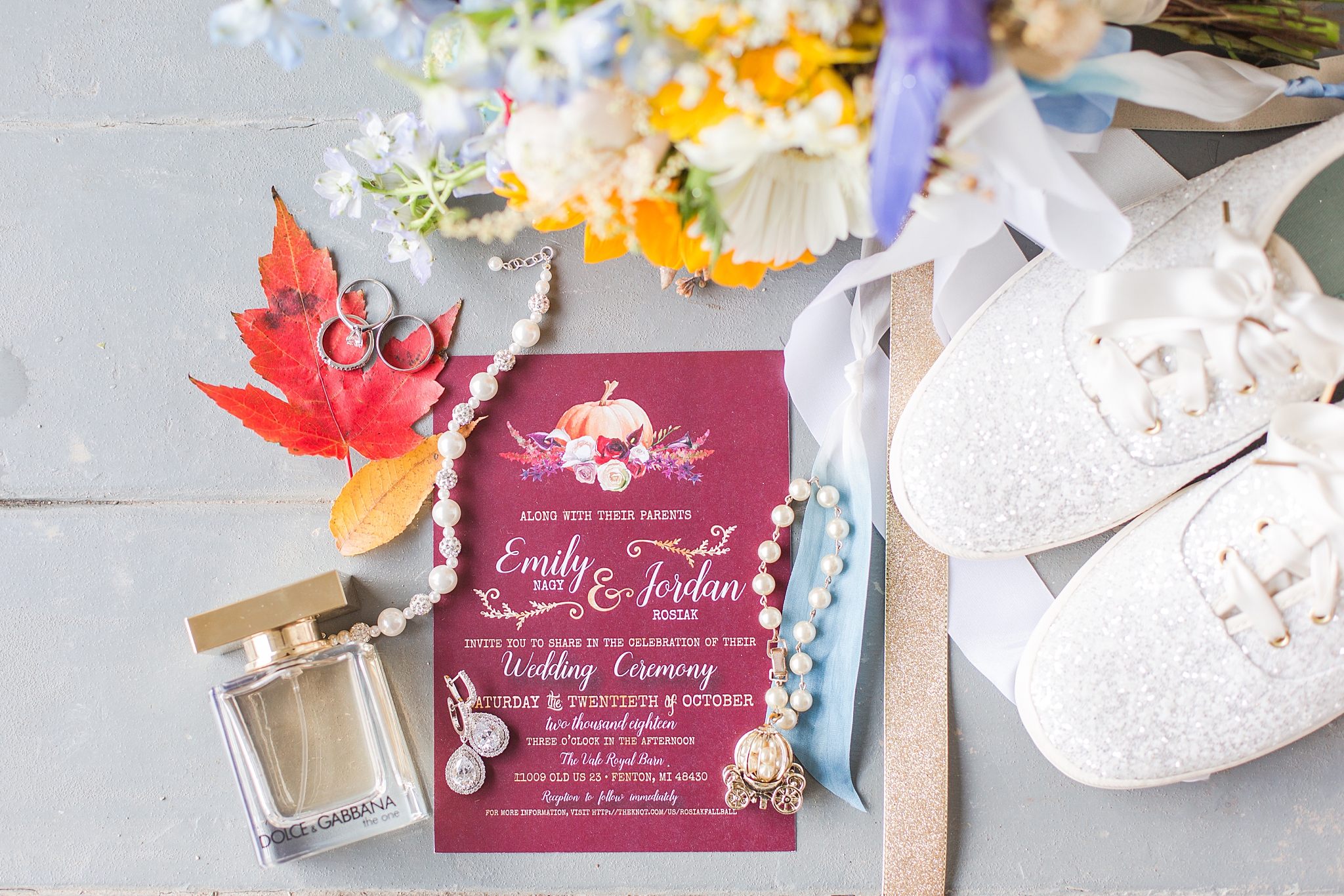 rustic-whimsical-wedding-photos-the-vale-royal-barn-in-fenton-michigan-by-courtney-carolyn-photography_0006.jpg