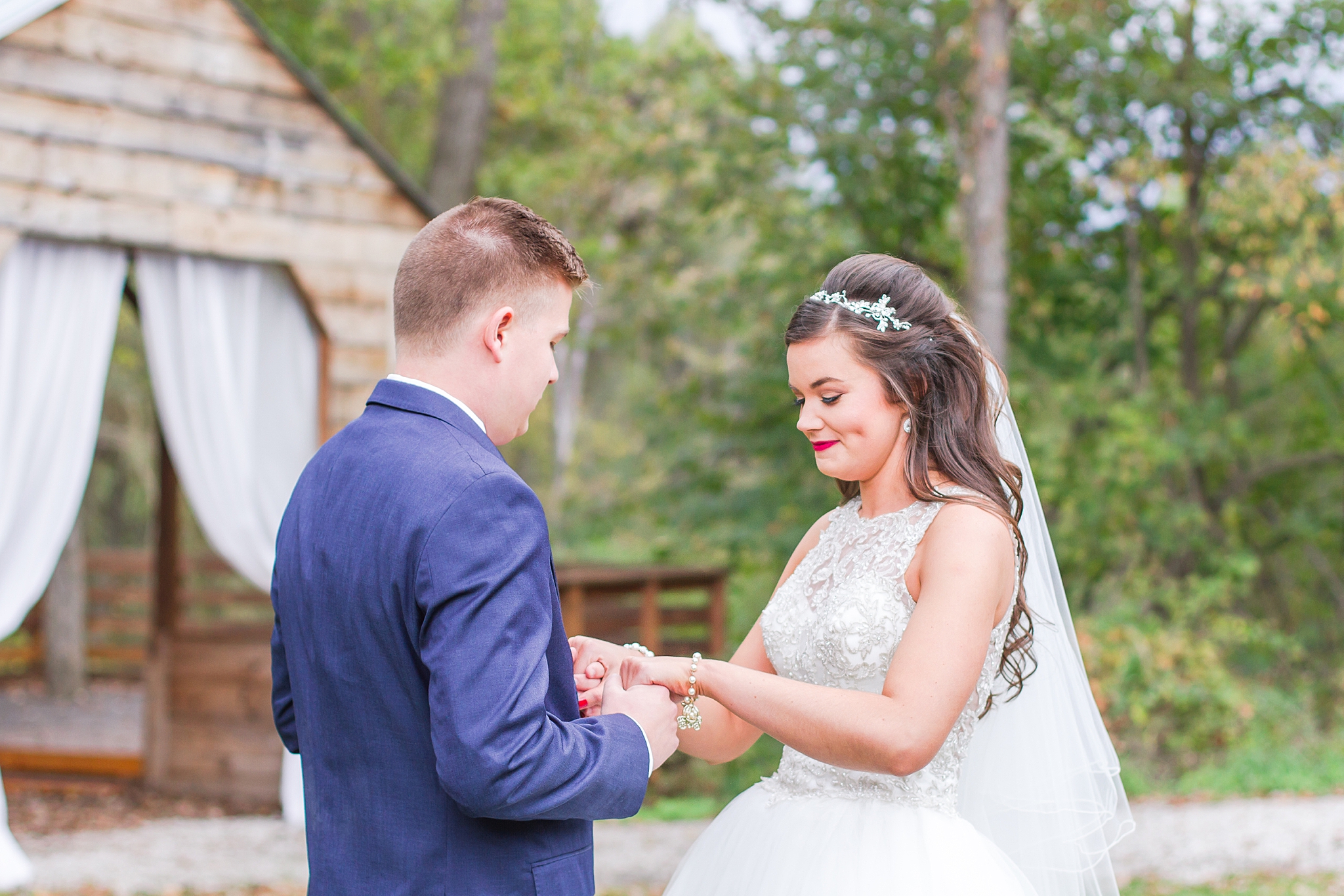 rustic-whimsical-wedding-photos-the-vale-royal-barn-in-fenton-michigan-by-courtney-carolyn-photography_0020.jpg