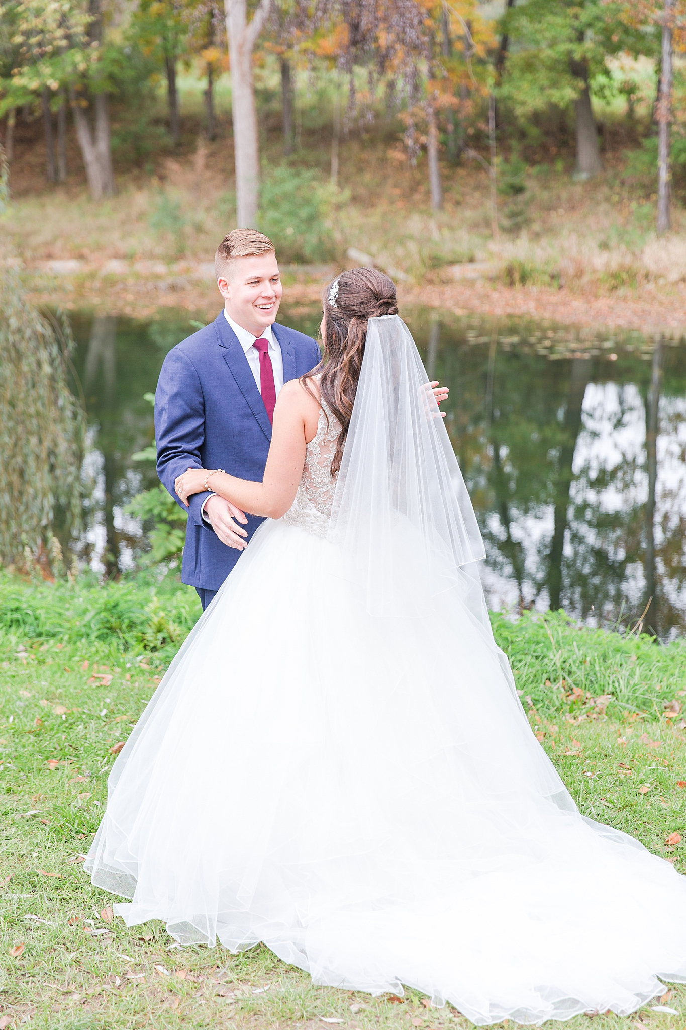 rustic-whimsical-wedding-photos-the-vale-royal-barn-in-fenton-michigan-by-courtney-carolyn-photography_0019.jpg