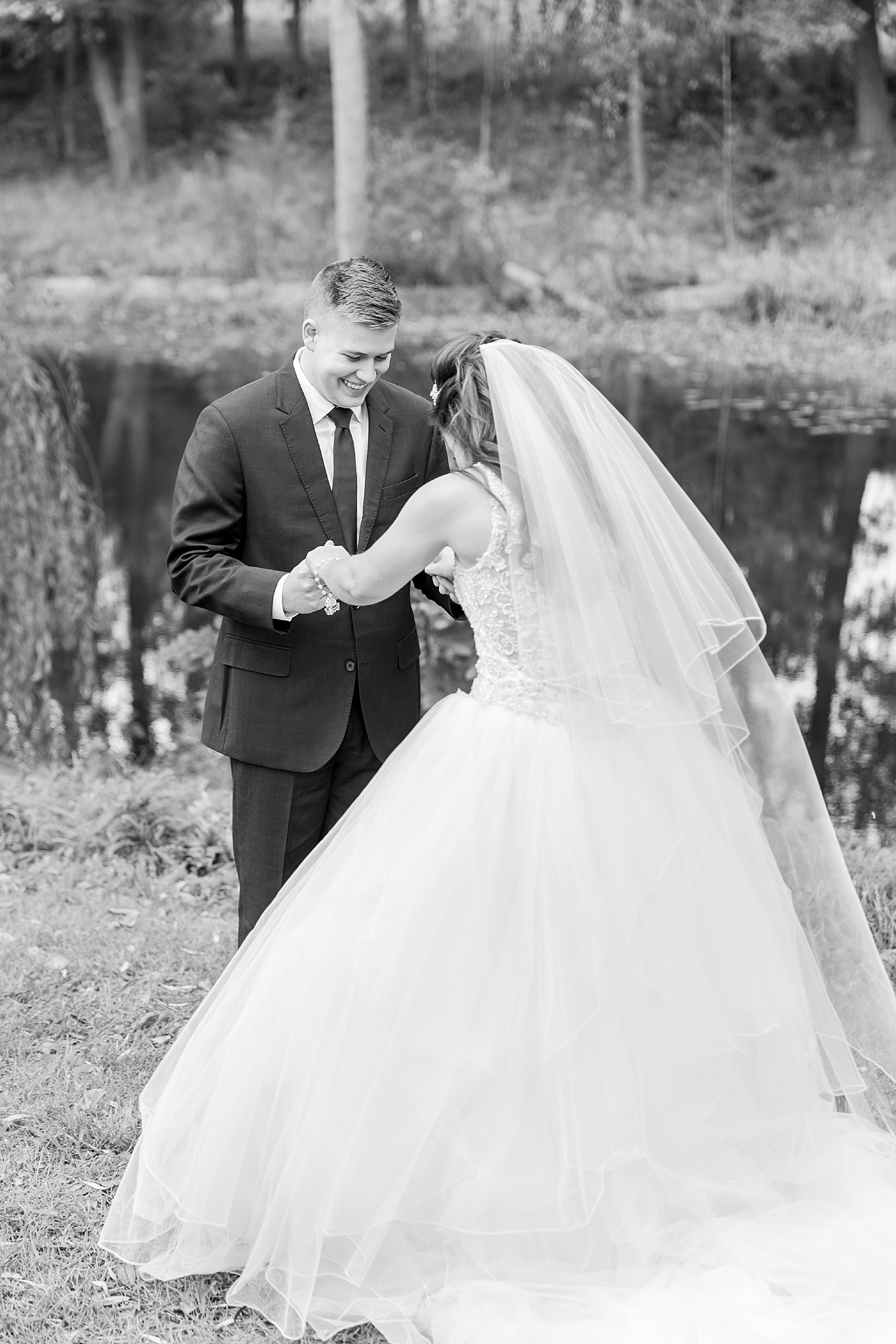 rustic-whimsical-wedding-photos-the-vale-royal-barn-in-fenton-michigan-by-courtney-carolyn-photography_0021.jpg