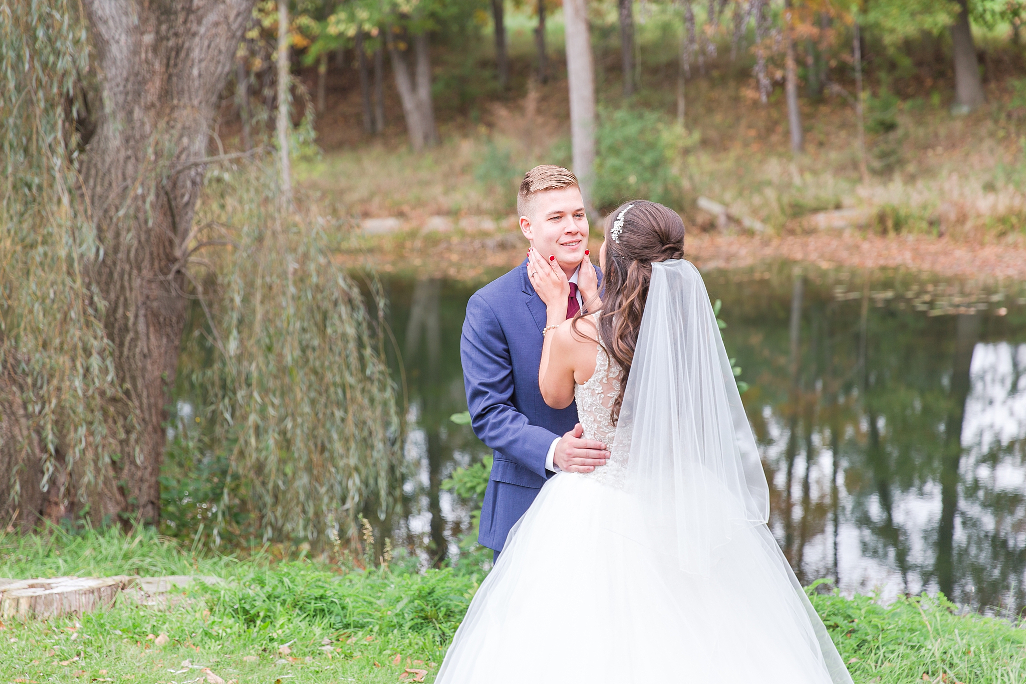 rustic-whimsical-wedding-photos-the-vale-royal-barn-in-fenton-michigan-by-courtney-carolyn-photography_0022.jpg