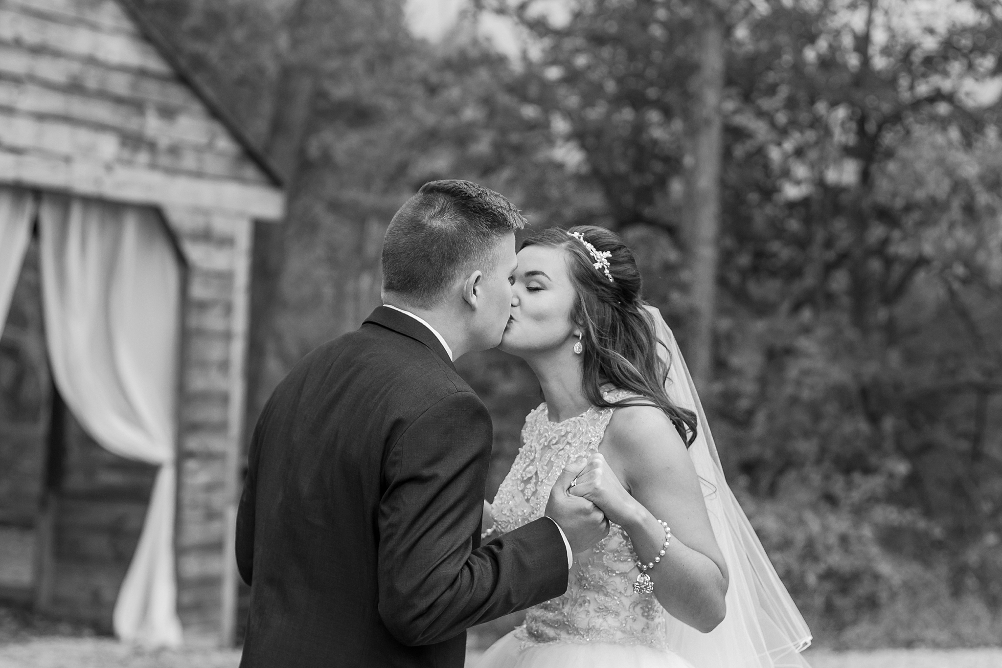 rustic-whimsical-wedding-photos-the-vale-royal-barn-in-fenton-michigan-by-courtney-carolyn-photography_0025.jpg