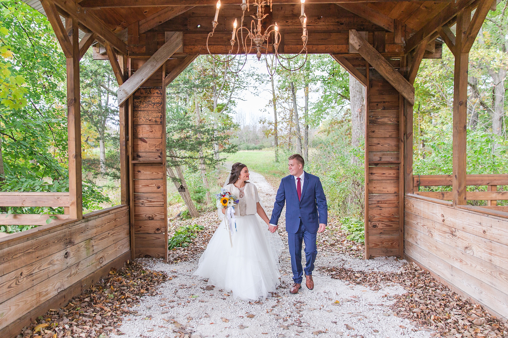 rustic-whimsical-wedding-photos-the-vale-royal-barn-in-fenton-michigan-by-courtney-carolyn-photography_0027.jpg