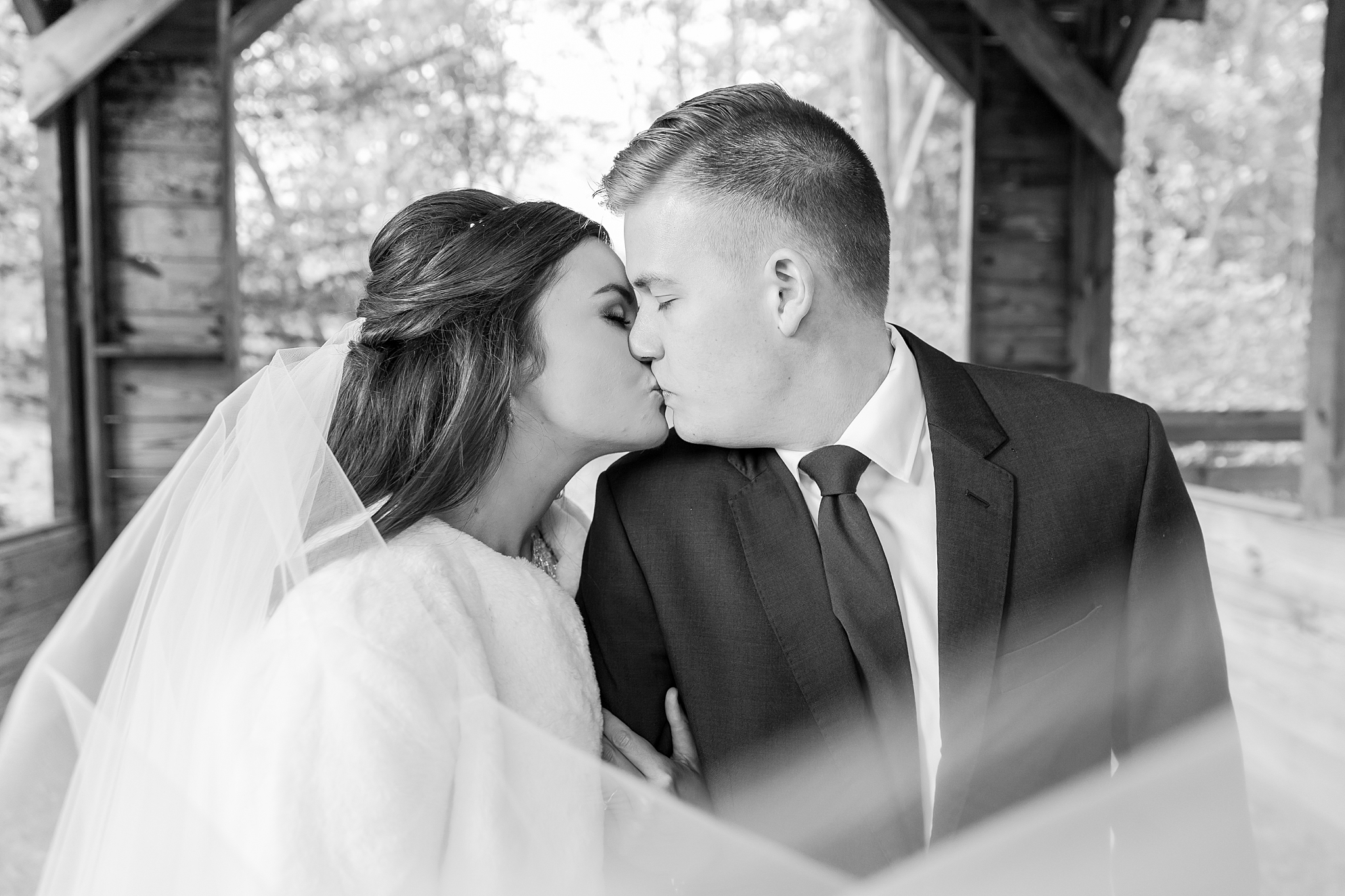 rustic-whimsical-wedding-photos-the-vale-royal-barn-in-fenton-michigan-by-courtney-carolyn-photography_0031.jpg