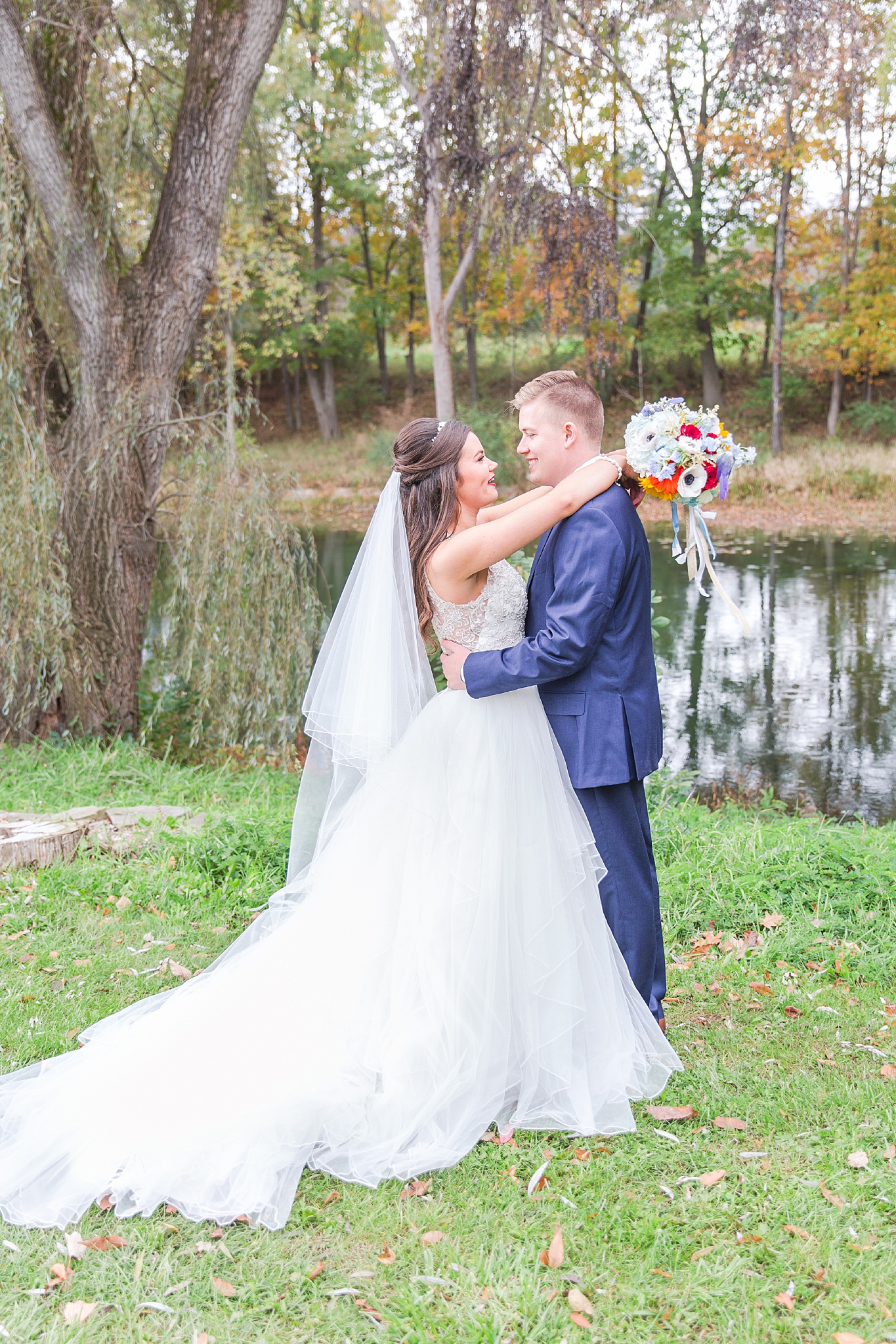 rustic-whimsical-wedding-photos-the-vale-royal-barn-in-fenton-michigan-by-courtney-carolyn-photography_0032.jpg