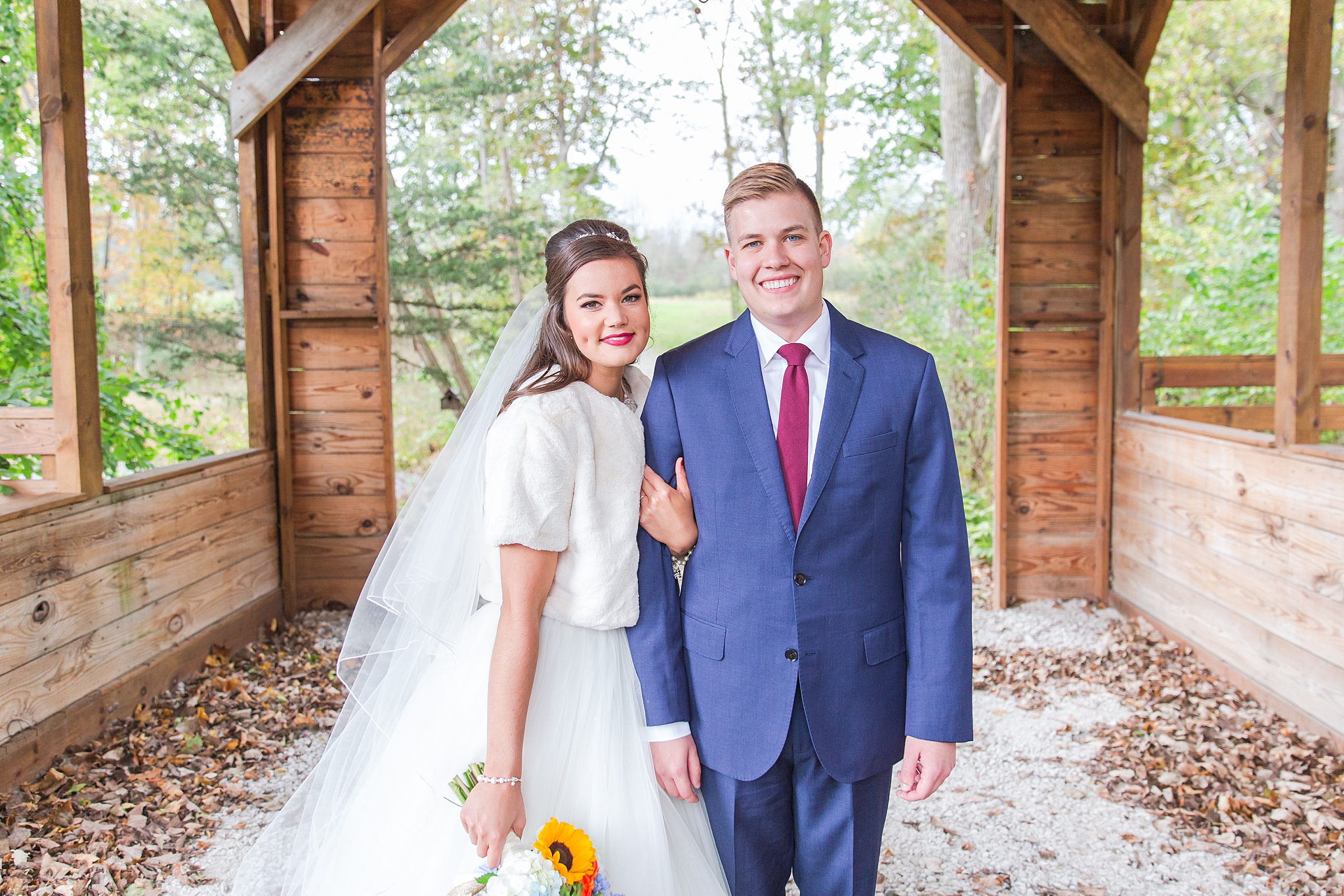 rustic-whimsical-wedding-photos-the-vale-royal-barn-in-fenton-michigan-by-courtney-carolyn-photography_0035.jpg