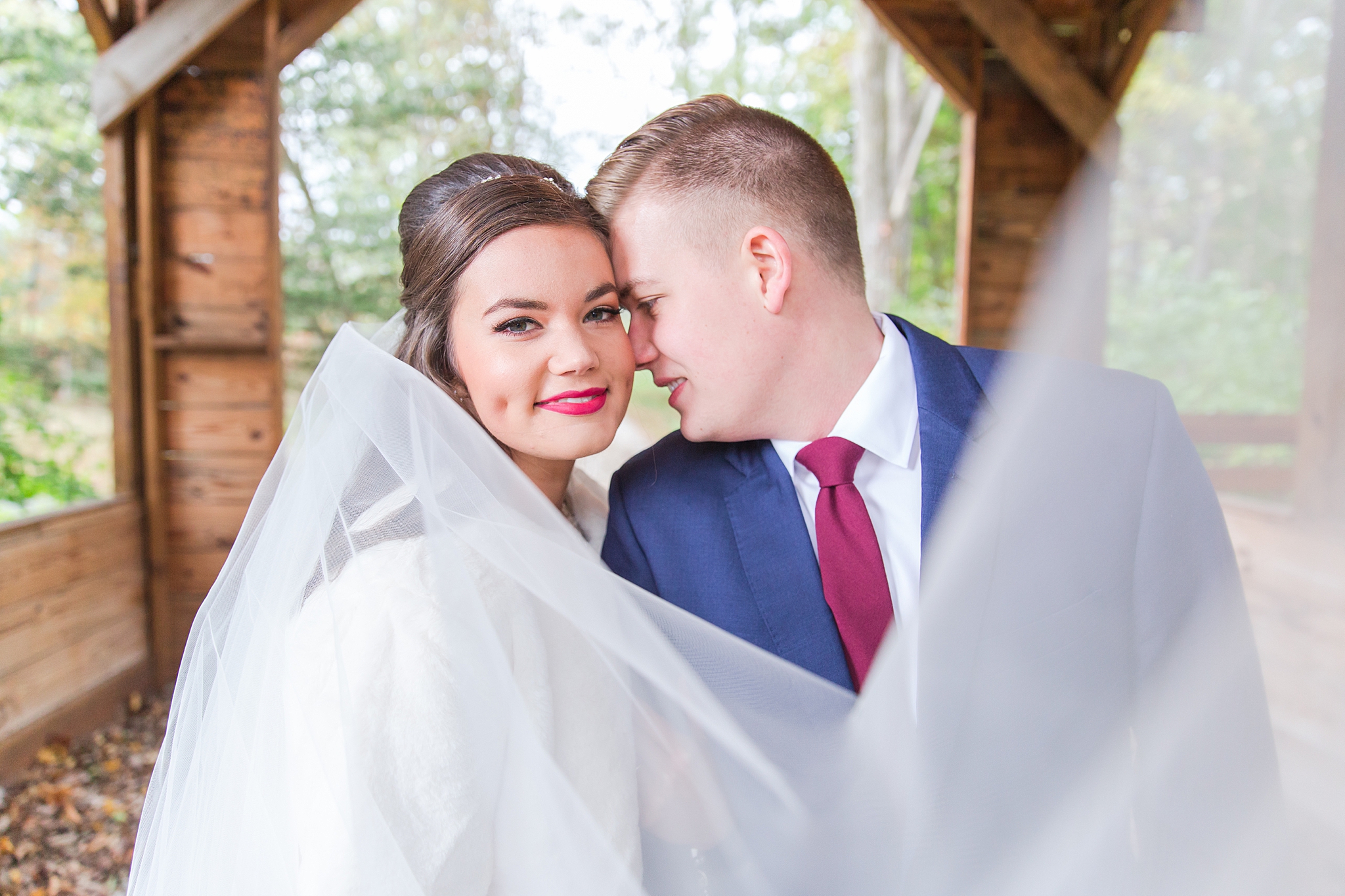 rustic-whimsical-wedding-photos-the-vale-royal-barn-in-fenton-michigan-by-courtney-carolyn-photography_0041.jpg