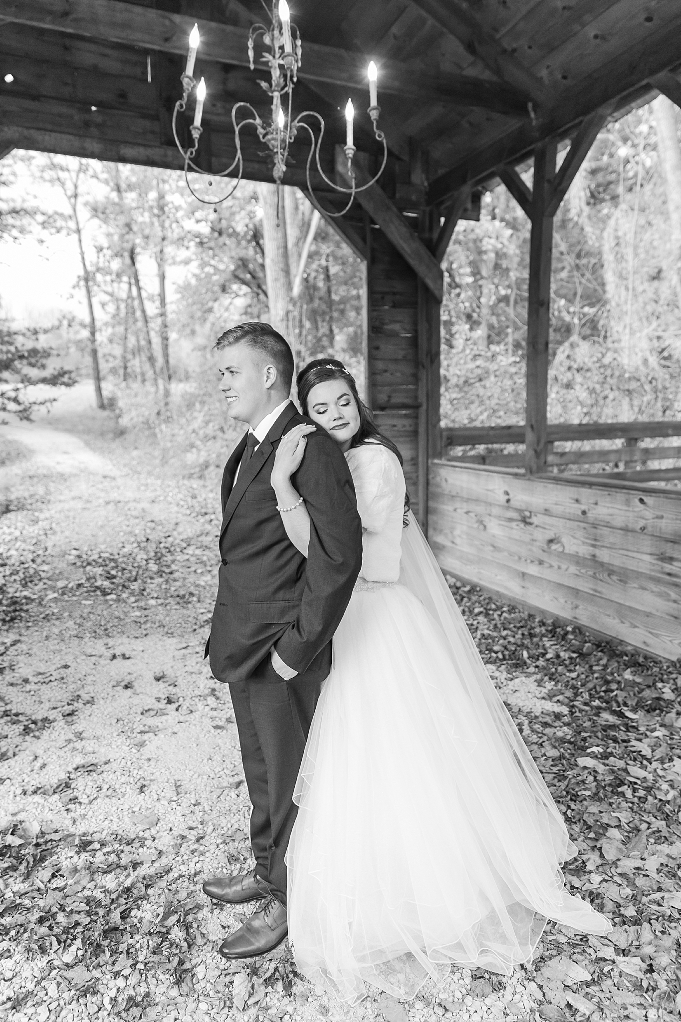 rustic-whimsical-wedding-photos-the-vale-royal-barn-in-fenton-michigan-by-courtney-carolyn-photography_0042.jpg