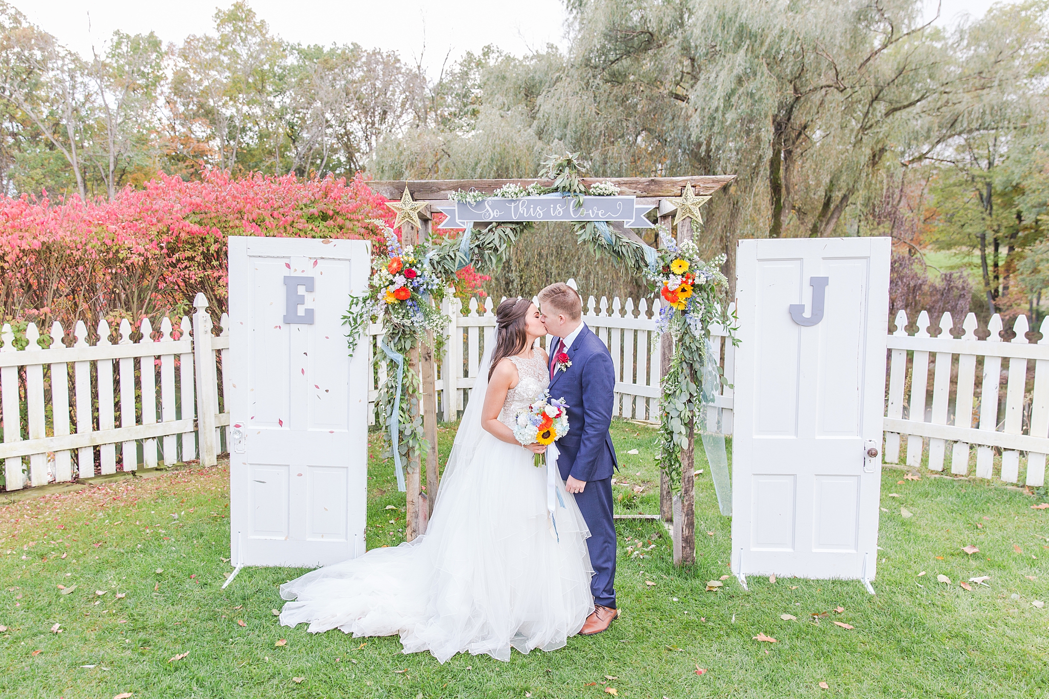 rustic-whimsical-wedding-photos-the-vale-royal-barn-in-fenton-michigan-by-courtney-carolyn-photography_0047.jpg