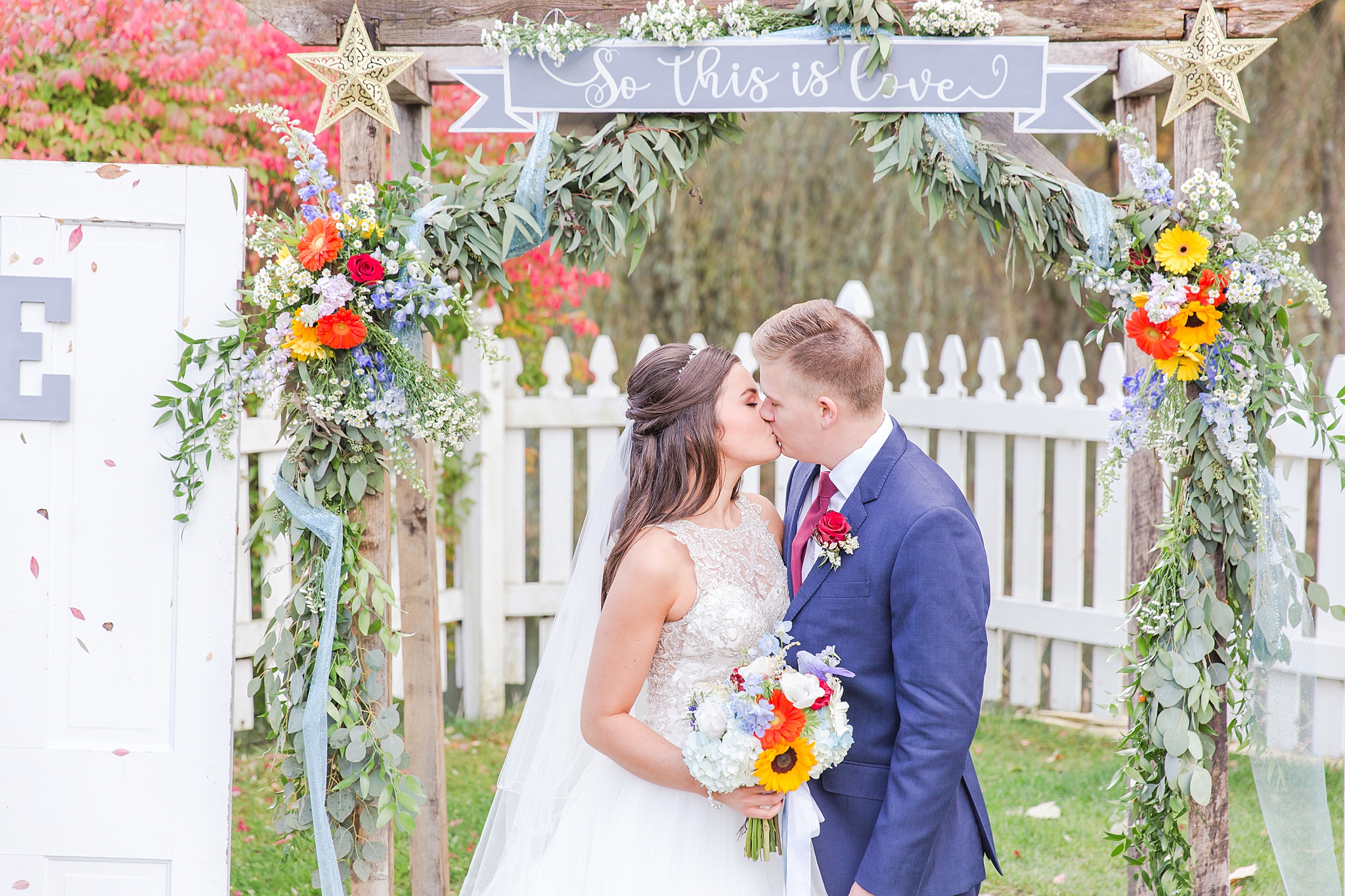 rustic-whimsical-wedding-photos-the-vale-royal-barn-in-fenton-michigan-by-courtney-carolyn-photography_0053.jpg