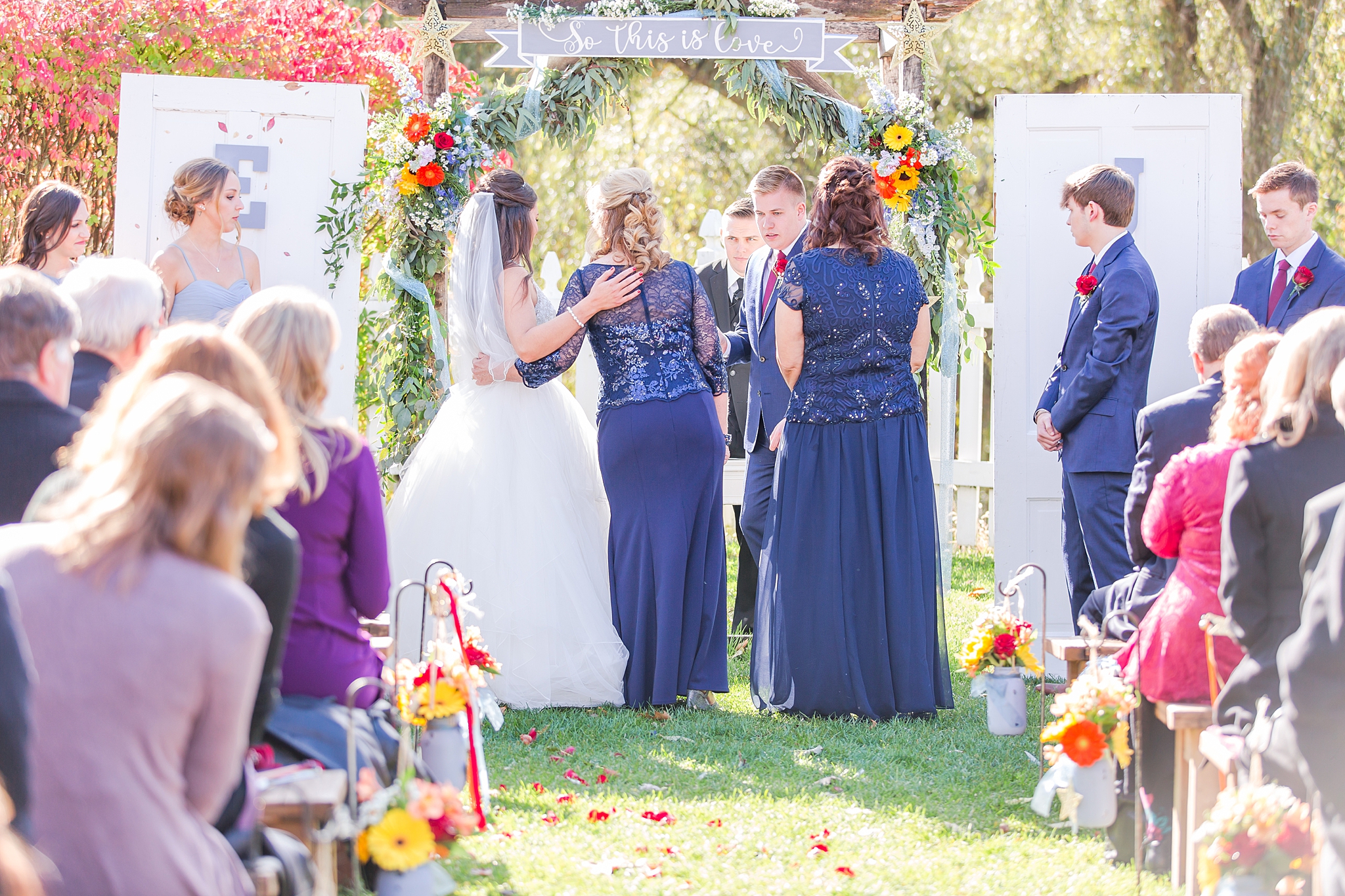 rustic-whimsical-wedding-photos-the-vale-royal-barn-in-fenton-michigan-by-courtney-carolyn-photography_0067.jpg