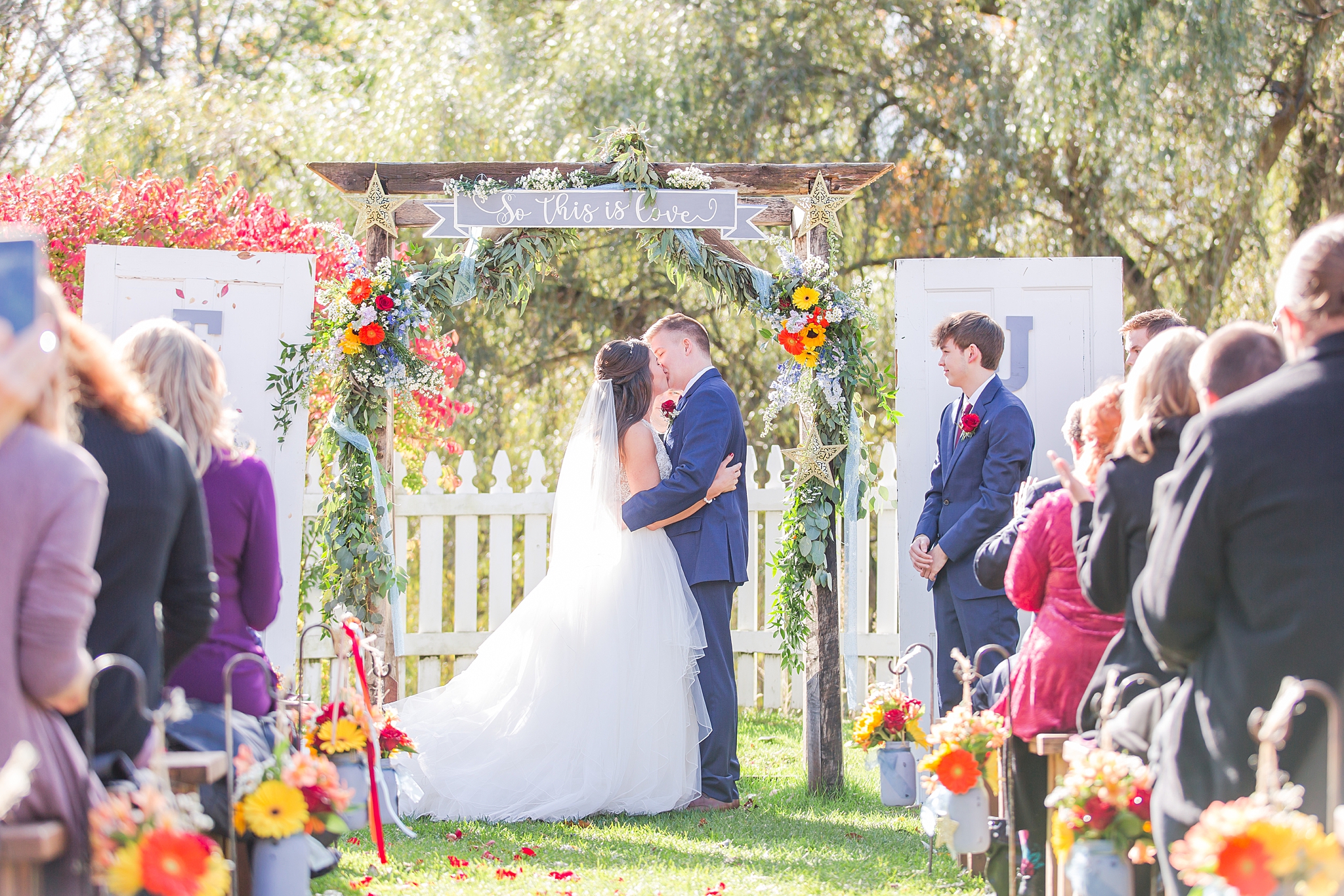 rustic-whimsical-wedding-photos-the-vale-royal-barn-in-fenton-michigan-by-courtney-carolyn-photography_0071.jpg