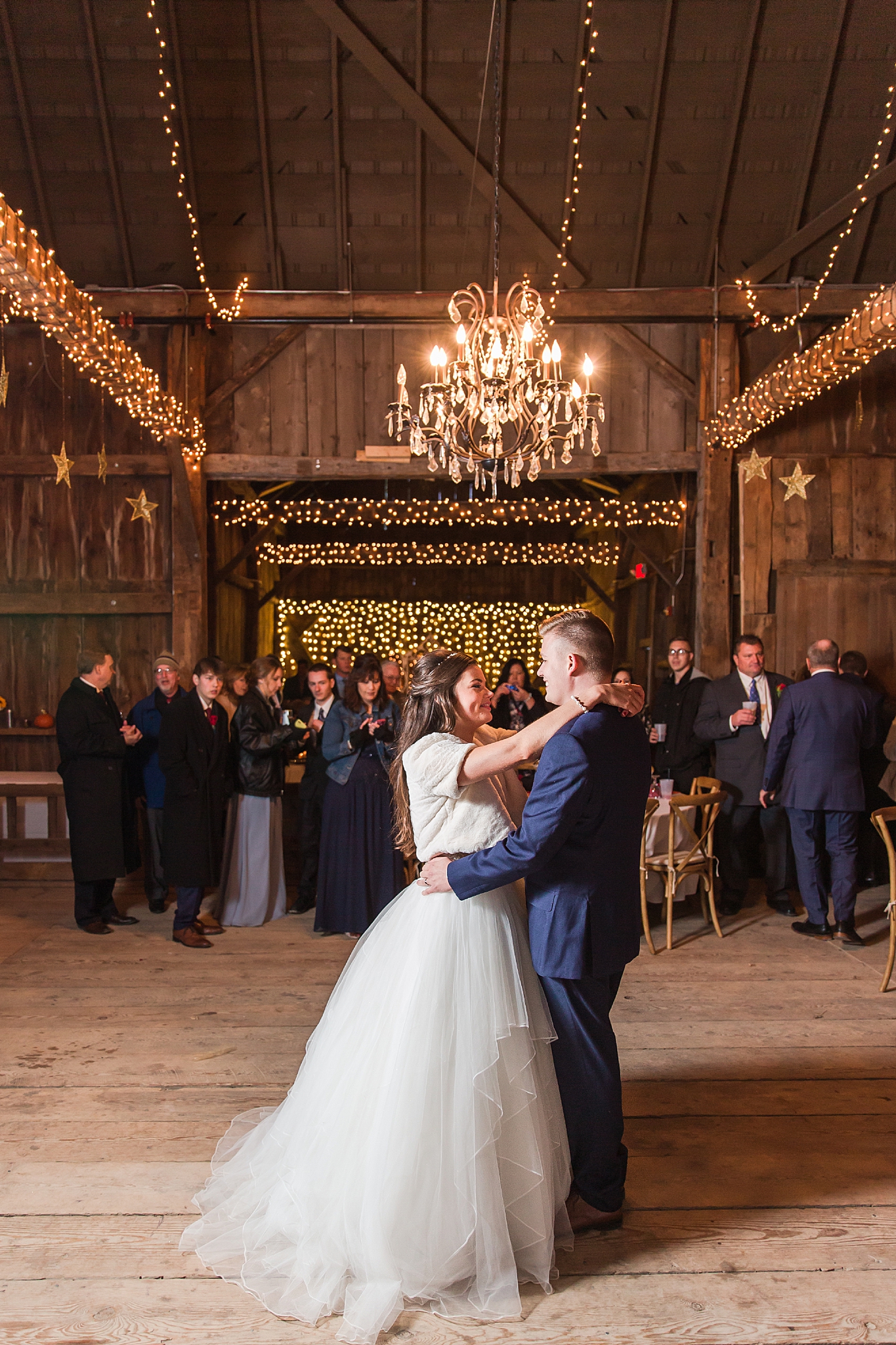 rustic-whimsical-wedding-photos-the-vale-royal-barn-in-fenton-michigan-by-courtney-carolyn-photography_0093.jpg