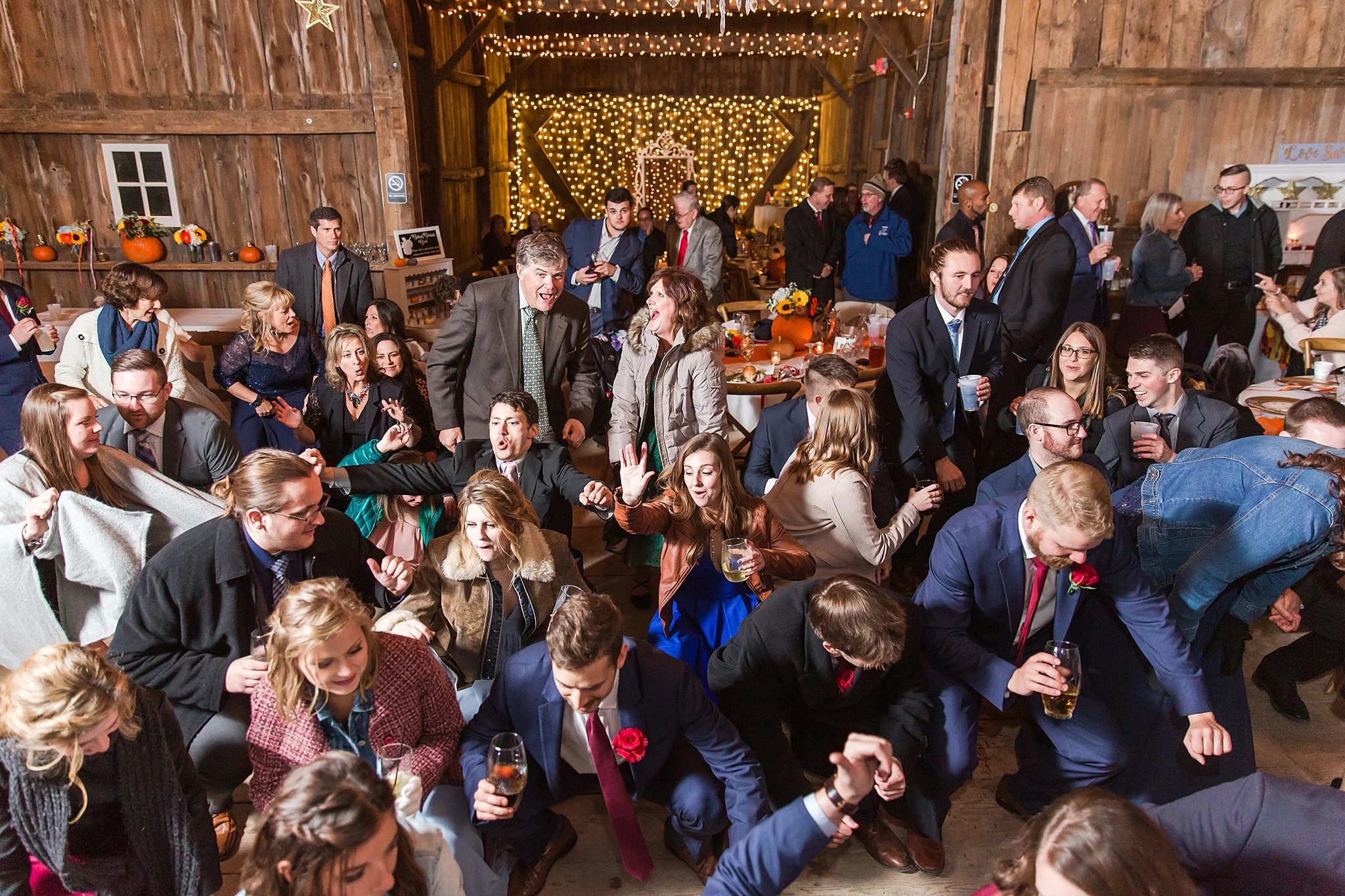 rustic-whimsical-wedding-photos-the-vale-royal-barn-in-fenton-michigan-by-courtney-carolyn-photography_0103.jpg