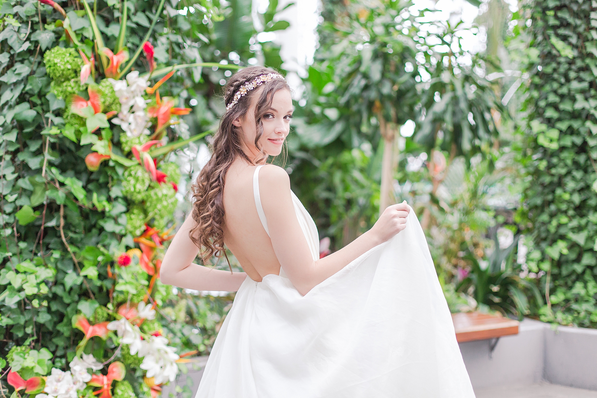 colorful-tropical-wedding-photos-at-the-crystal-gardens-in-chicago-illinois-by-courtney-carolyn-photography_0003.jpg