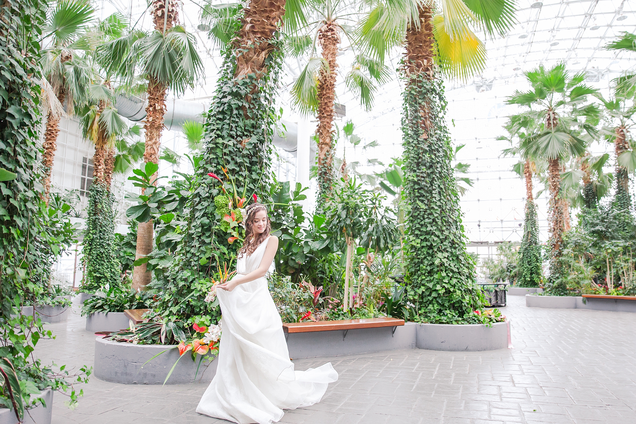 colorful-tropical-wedding-photos-at-the-crystal-gardens-in-chicago-illinois-by-courtney-carolyn-photography_0005.jpg
