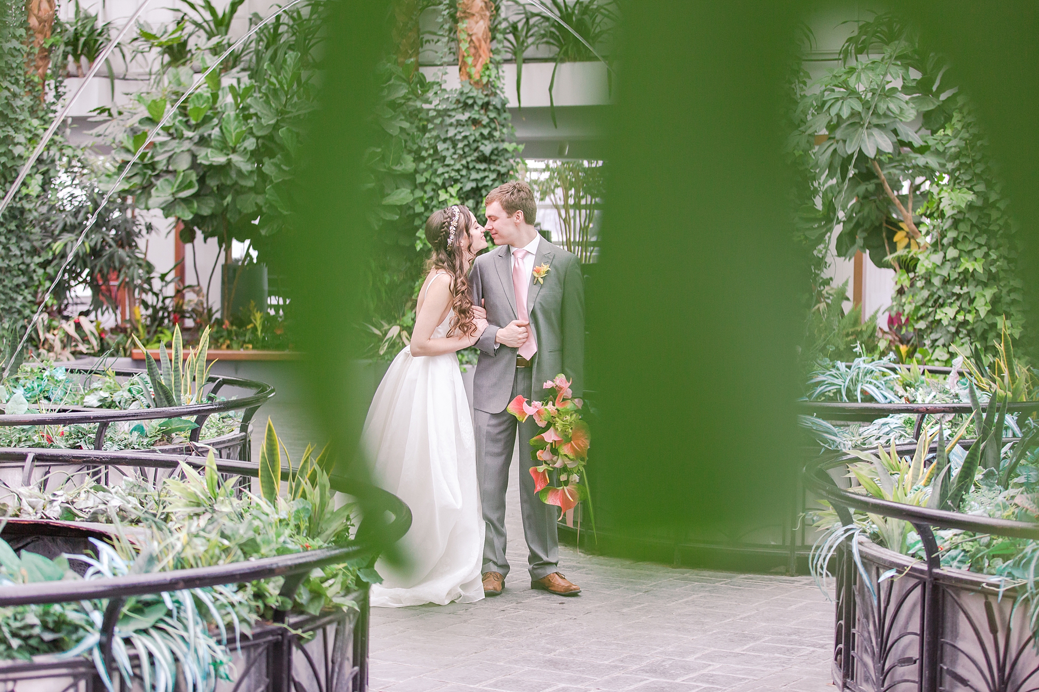 colorful-tropical-wedding-photos-at-the-crystal-gardens-in-chicago-illinois-by-courtney-carolyn-photography_0012.jpg