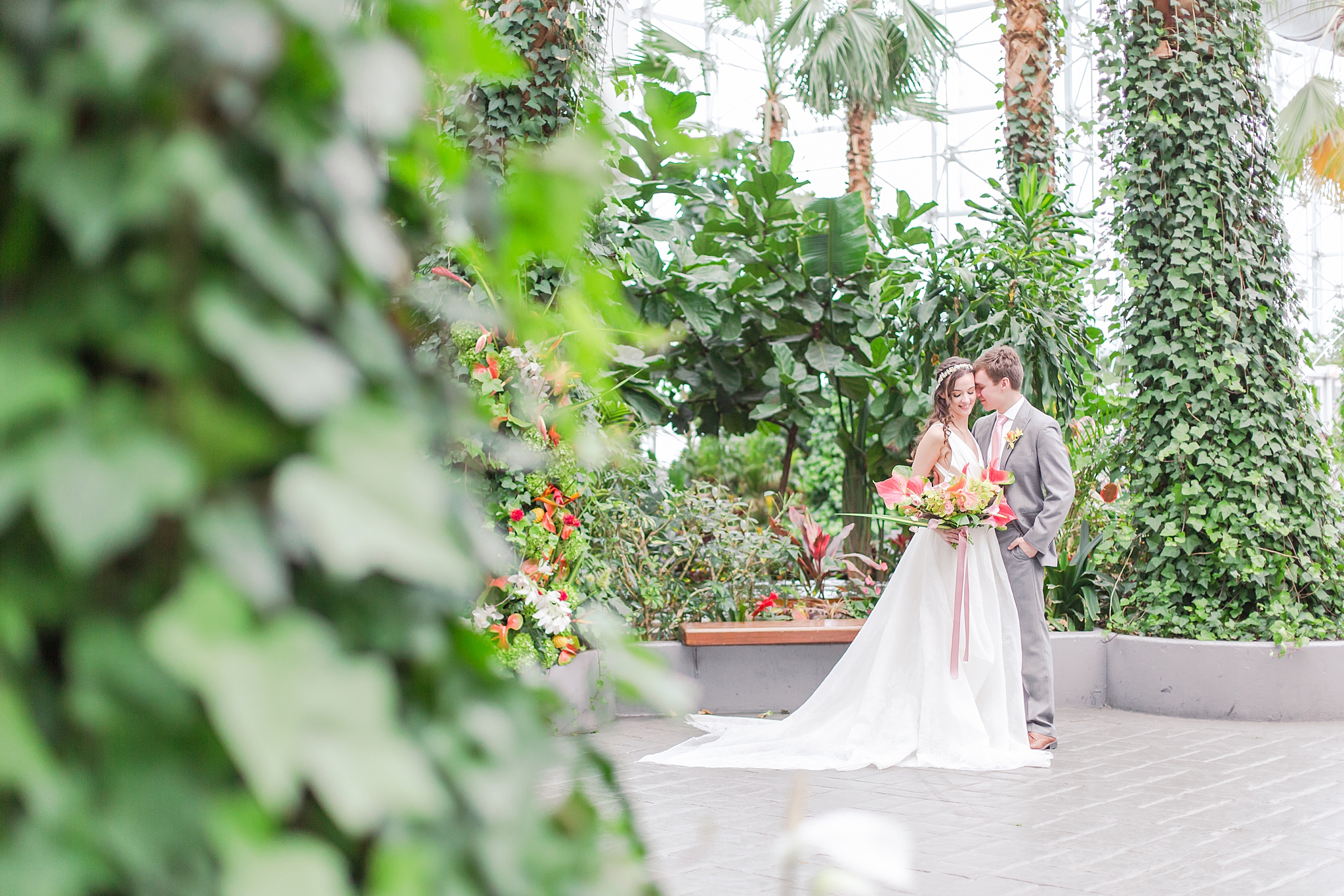 colorful-tropical-wedding-photos-at-the-crystal-gardens-in-chicago-illinois-by-courtney-carolyn-photography_0016.jpg