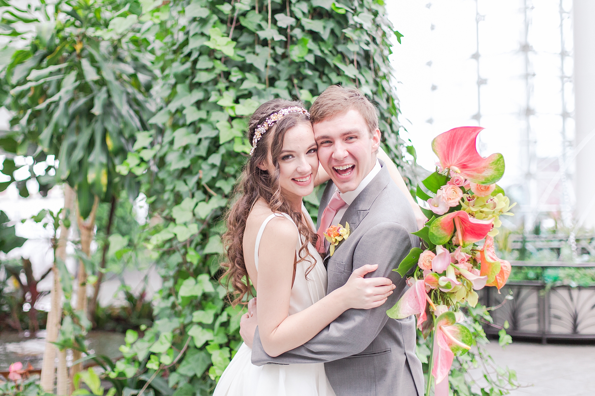 colorful-tropical-wedding-photos-at-the-crystal-gardens-in-chicago-illinois-by-courtney-carolyn-photography_0018.jpg
