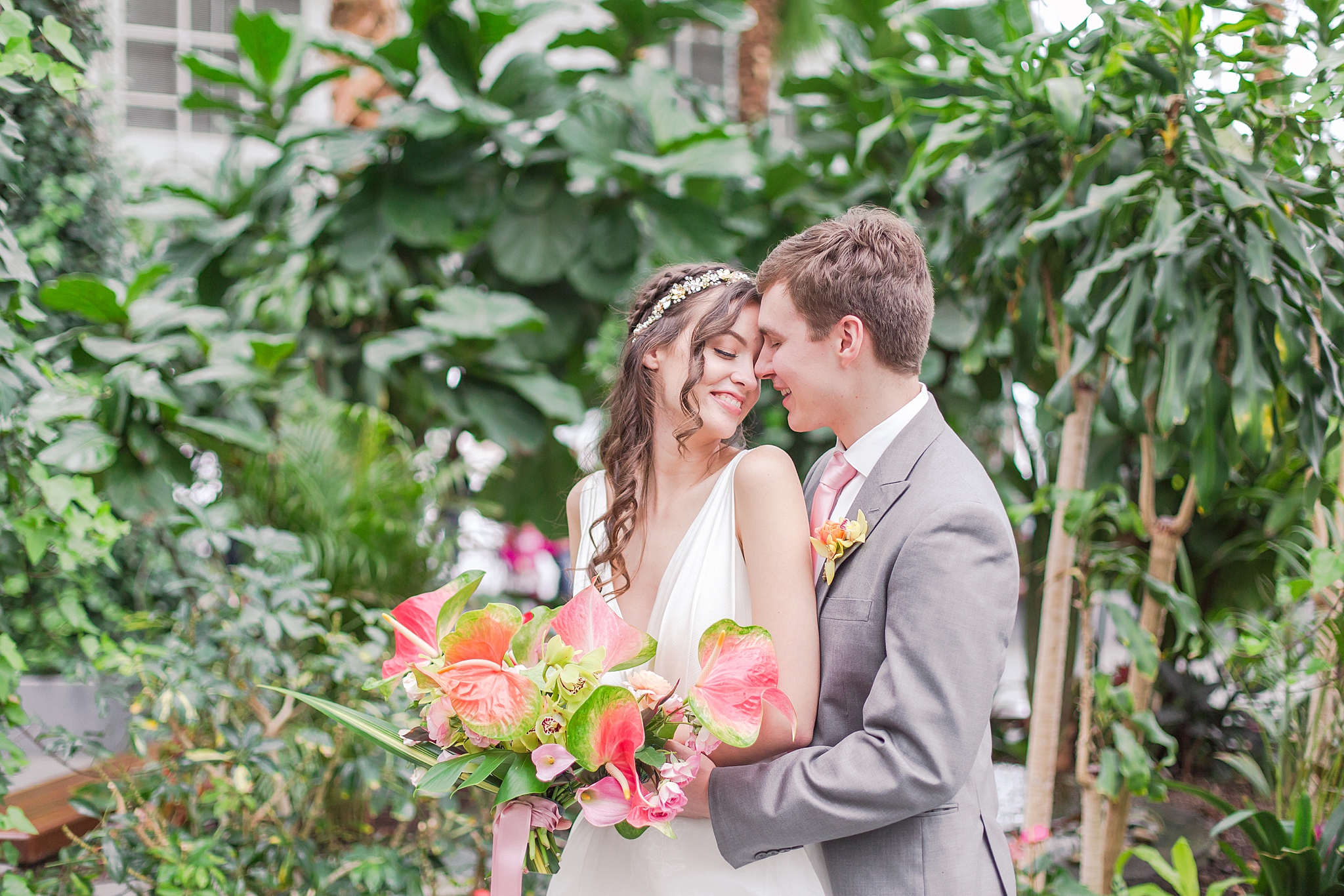 colorful-tropical-wedding-photos-at-the-crystal-gardens-in-chicago-illinois-by-courtney-carolyn-photography_0024.jpg