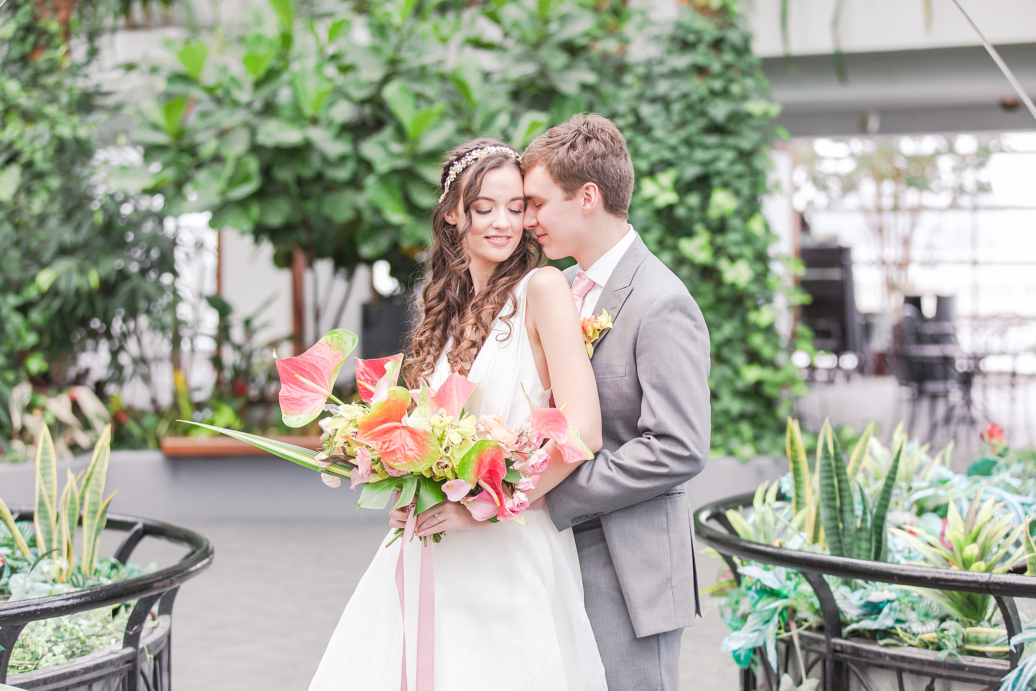colorful-tropical-wedding-photos-at-the-crystal-gardens-in-chicago-illinois-by-courtney-carolyn-photography_0026.jpg