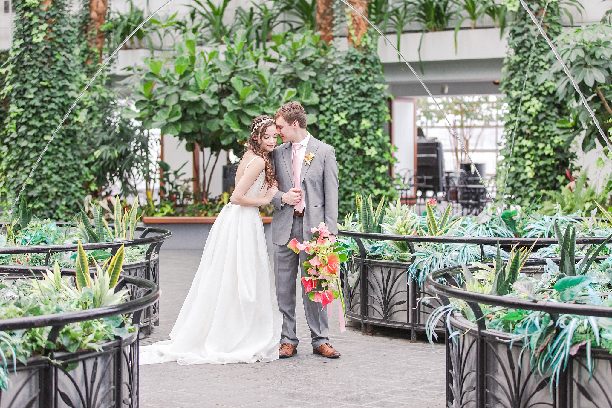 colorful-tropical-wedding-photos-at-the-crystal-gardens-in-chicago-illinois-by-courtney-carolyn-photography_0028.jpg